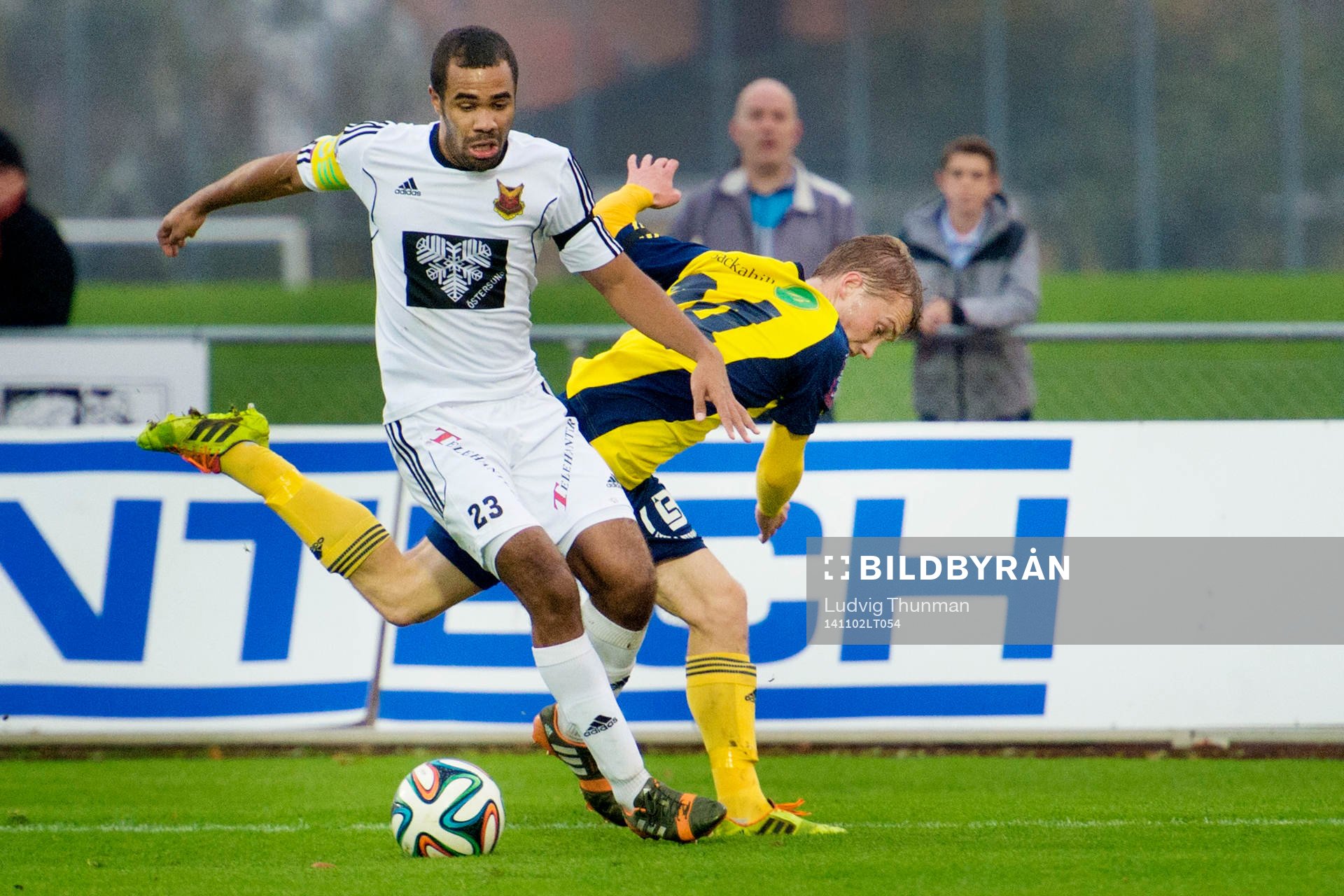 Östersunds Alex Dyer i kamp med Ängelholms Dennis Stojanovic-Fredin under fotbollsmatchen i Superettan mellan Ängelholm och Östersund den 2 november 2014 i Ängelholm.