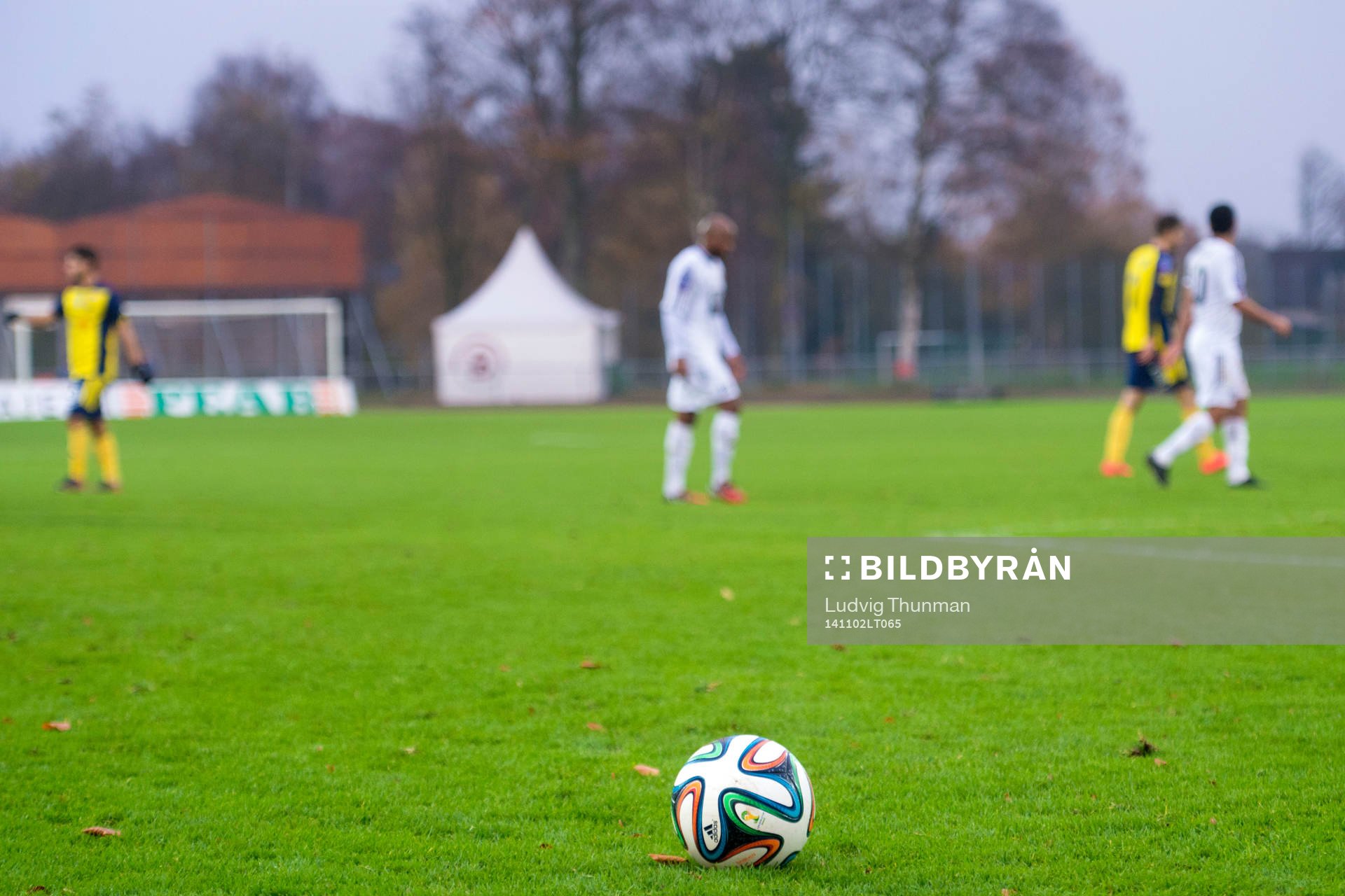 En fotboll ligger på planen under fotbollsmatchen i Superettan mellan Ängelholm och Östersund den 2 november 2014 i Ängelholm. 
