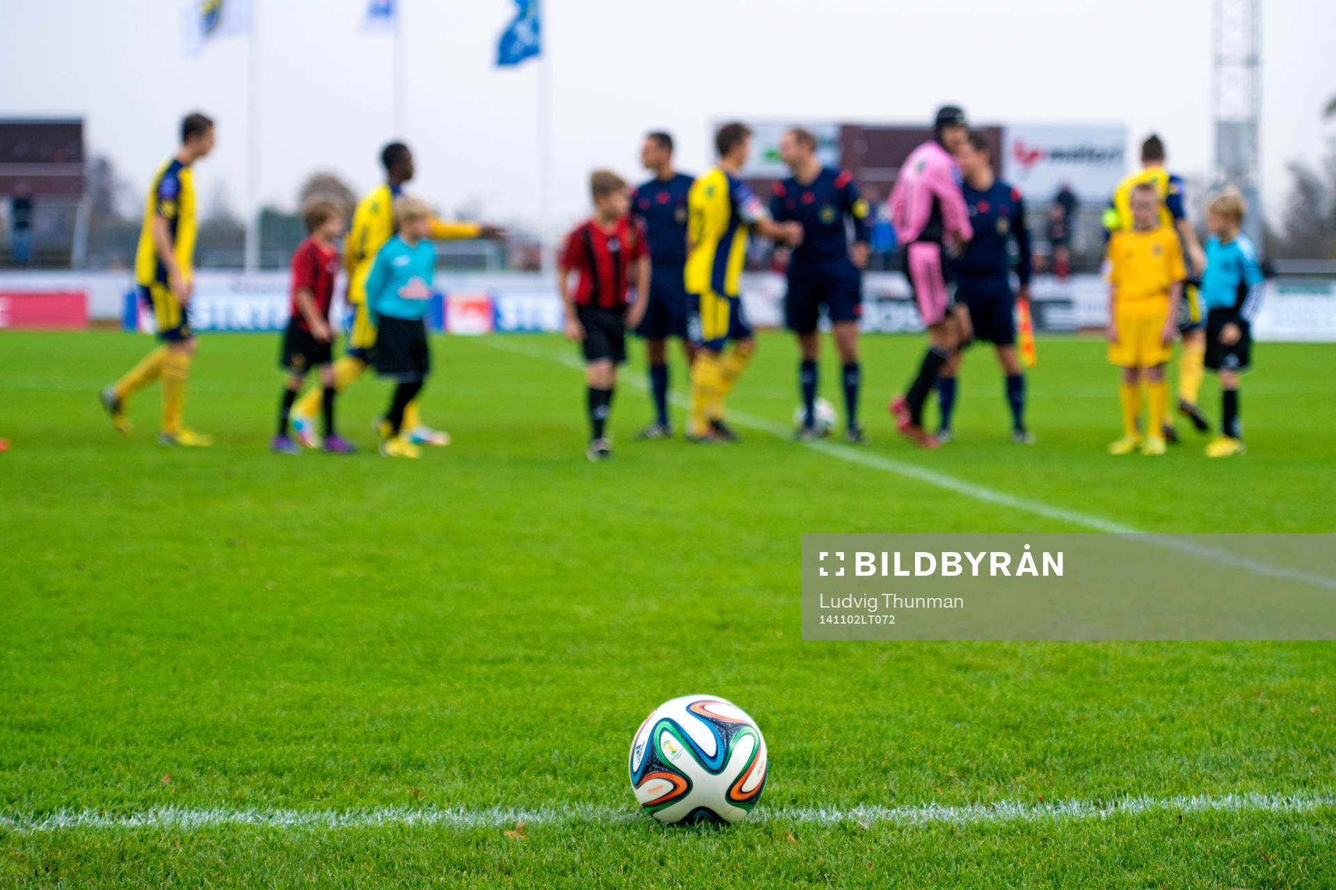 En fotboll ligger på planen