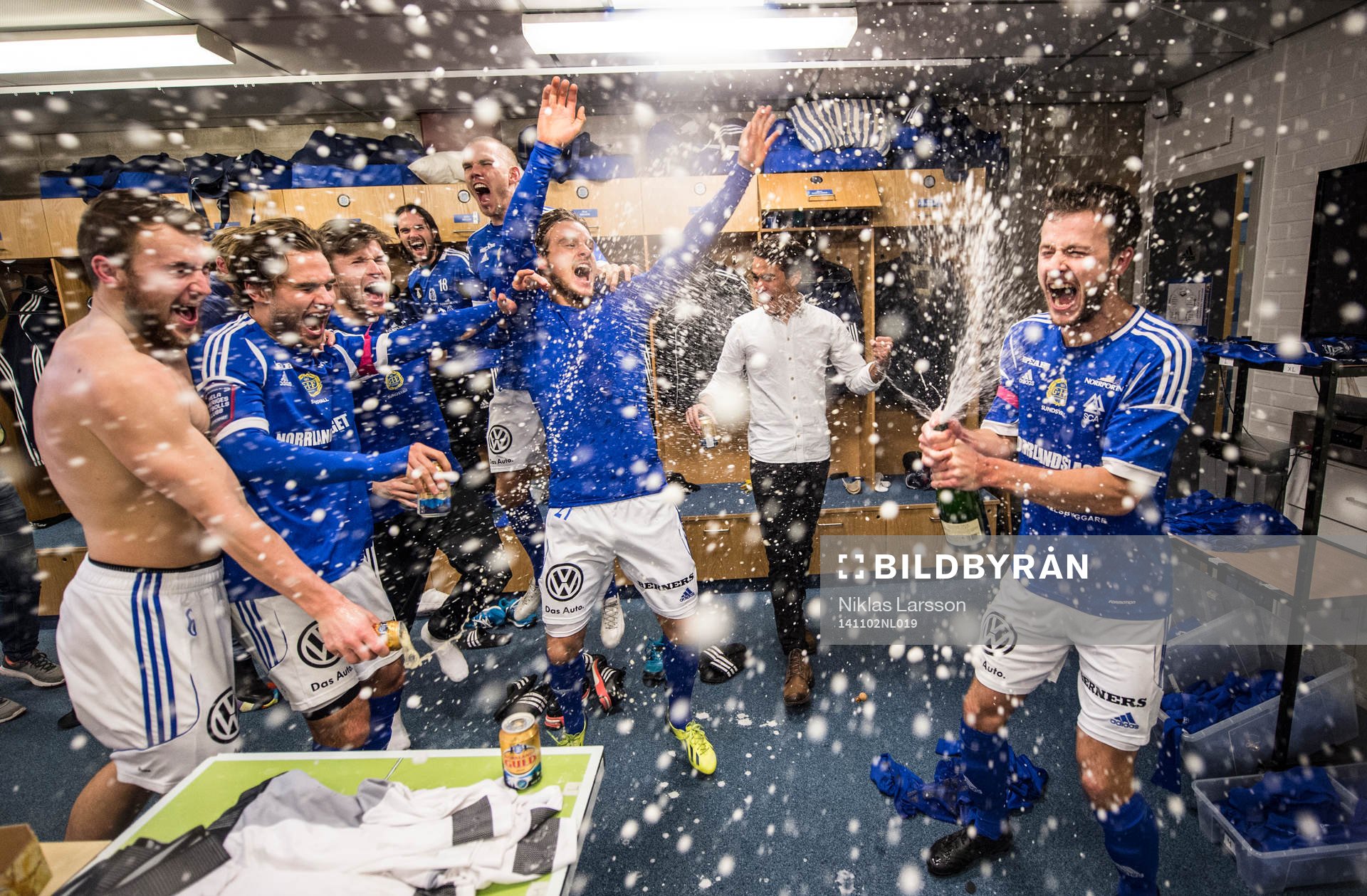 Sundsvalls Robert Lundström sprutar champagne