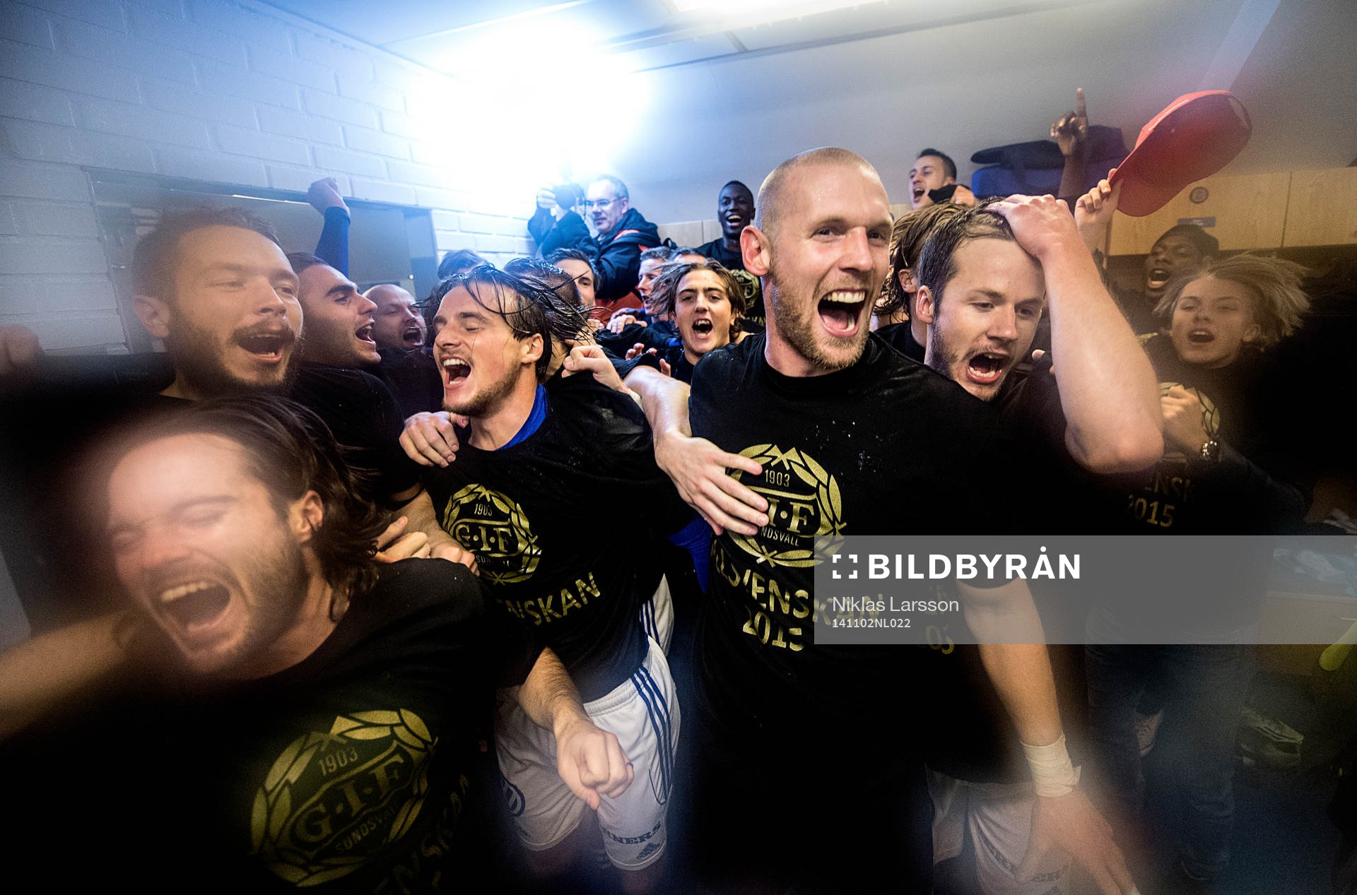 Sundsvalls Tommy Naurin, Robbin Selin, Jon Gudni Fjoluson och Robert Lundström jublar efter fotbollsmatchen i Superettan mellan Sundsvall och Landskrona den 2 november 2014 i Sundsvall.
