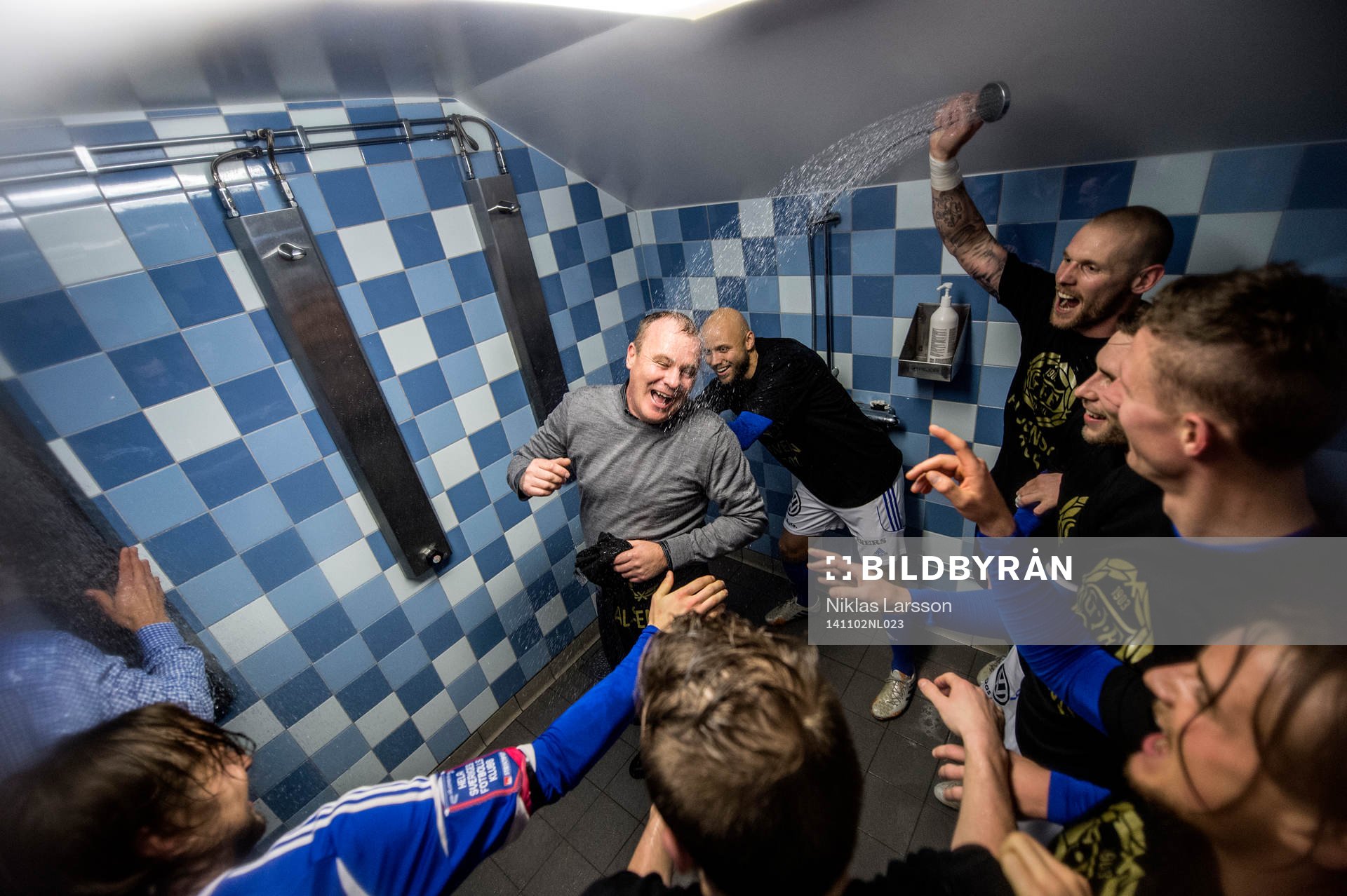 Sundsvalls tränare Roger Franzén duschas efter fotbollsmatchen i Superettan mellan Sundsvall och Landskrona den 2 november 2014 i Sundsvall.