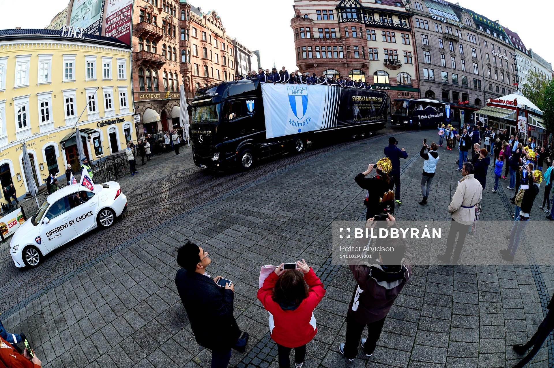 Malmö FFs buss och en av Rosengårds bilar cirkulerar på