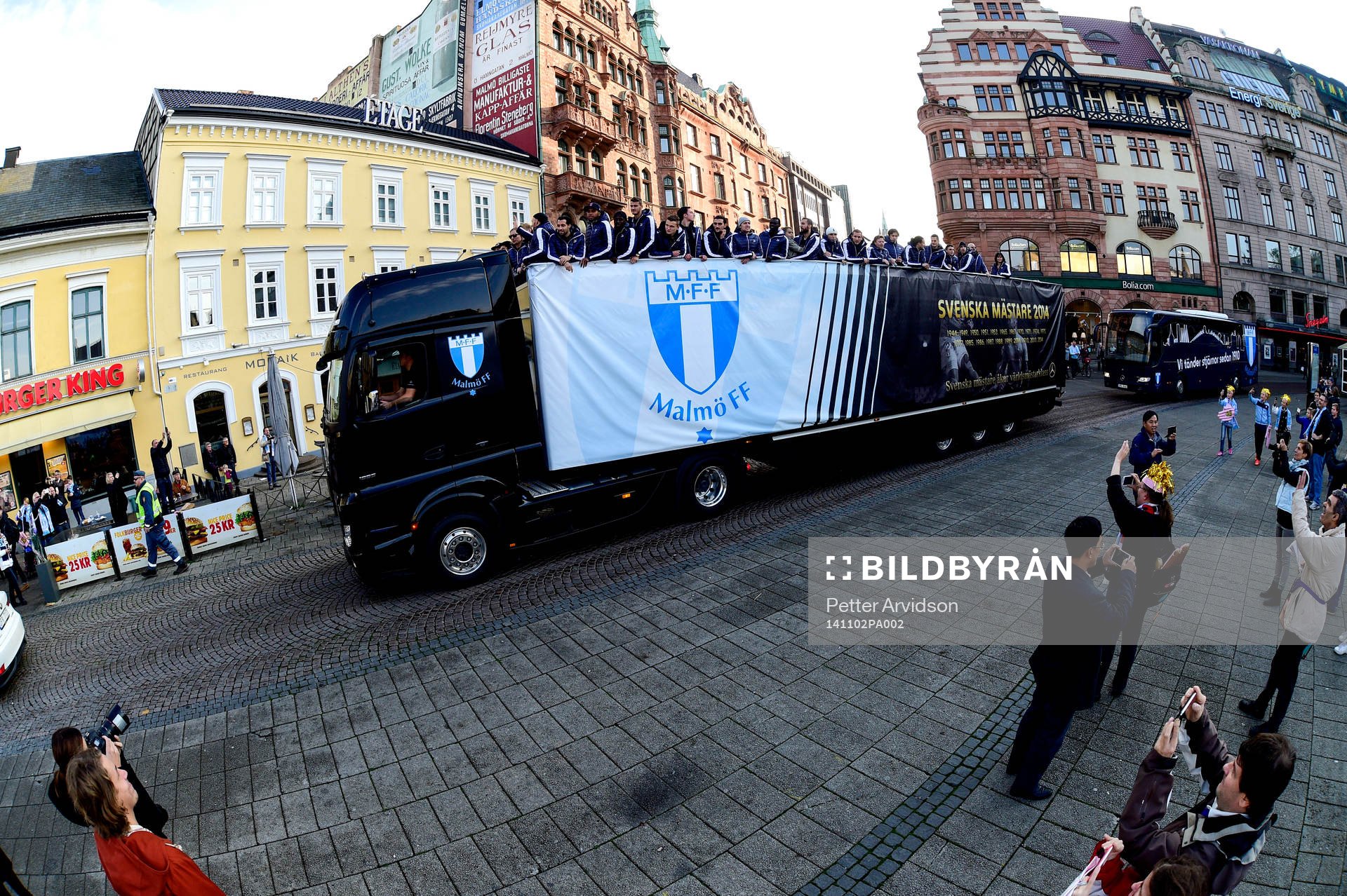 Malmö FFs buss anländer för att fira SM-guld