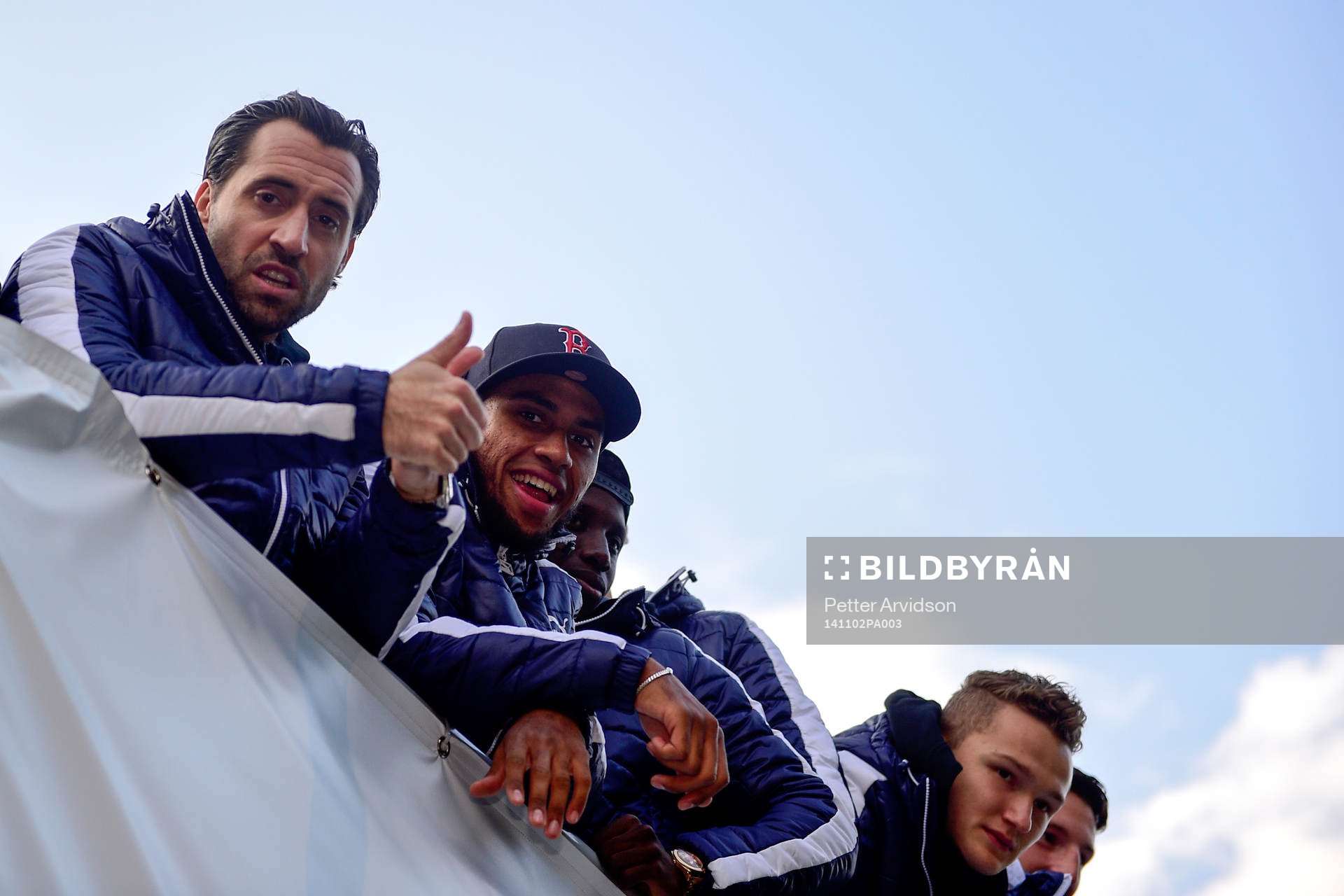 Malmö FFs Matias Concha och Isaac Kiese Thelin på bussen