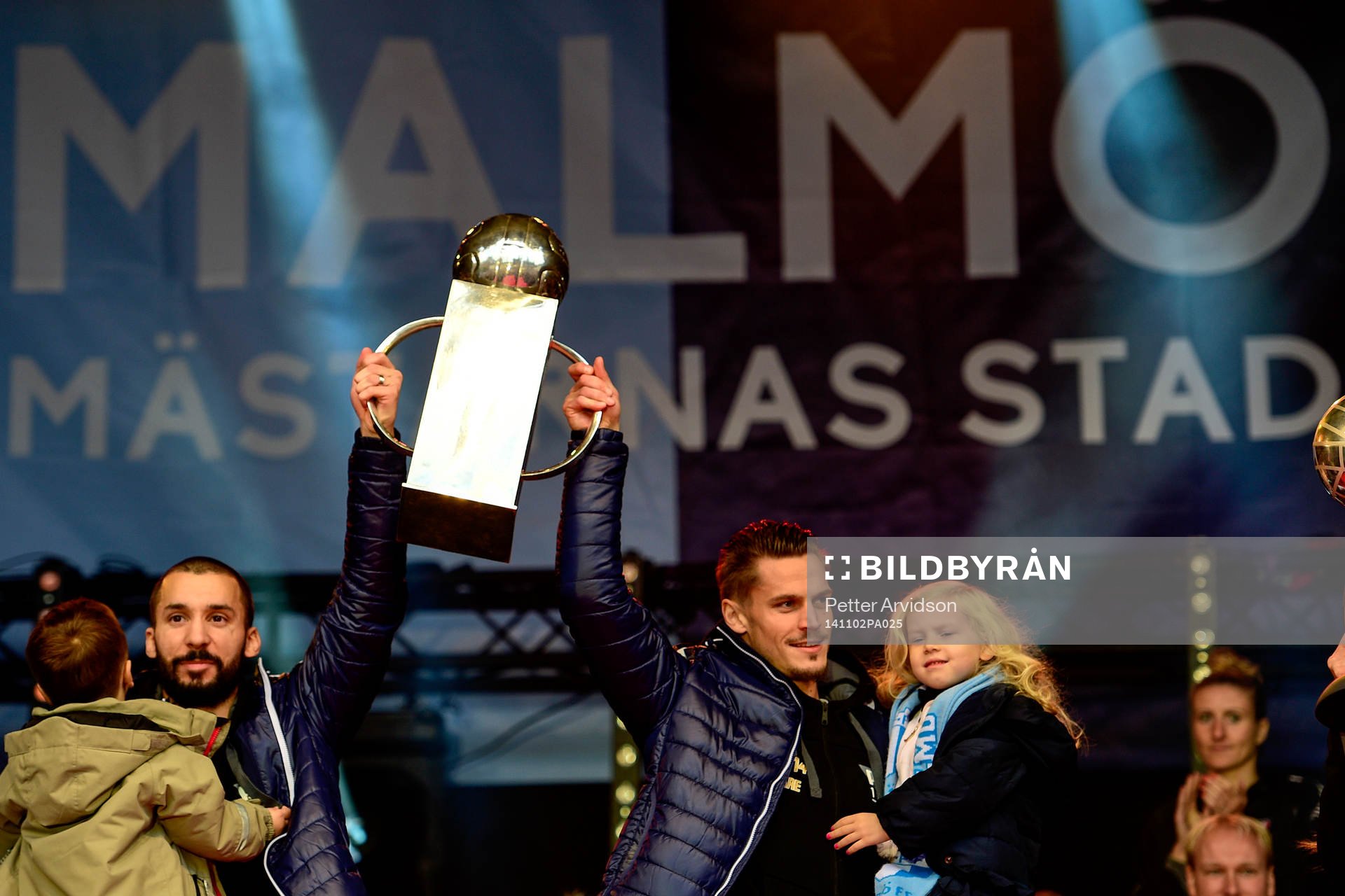 Malmö FFs Guillermo Molins och Markus Rosenberg firar SM-guld den 2 november 2014 på Stortorget i Malmö.