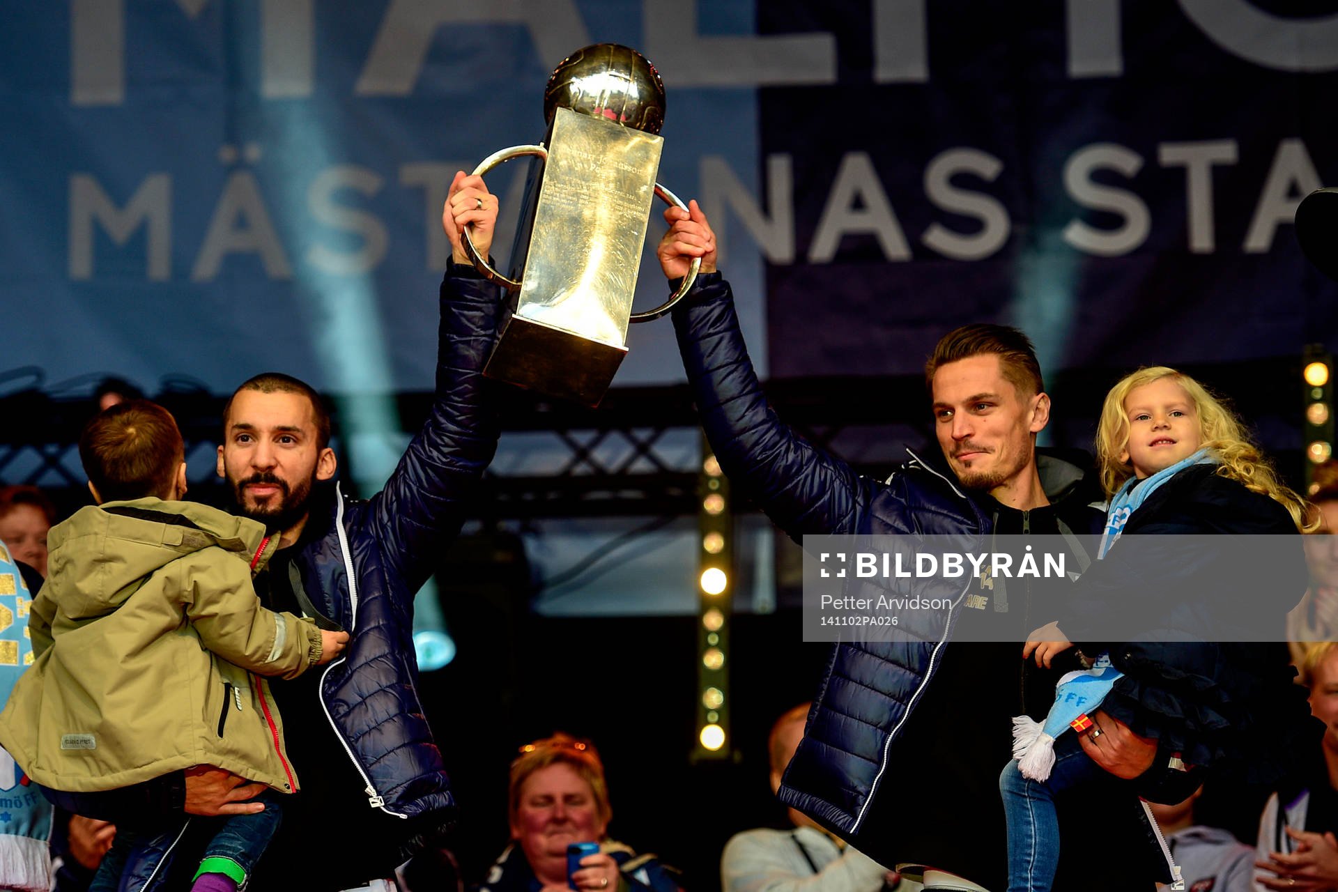 Malmö FFs Guillermo Molins och Markus Rosenberg firar SM-guld den 2 november 2014 på Stortorget i Malmö.