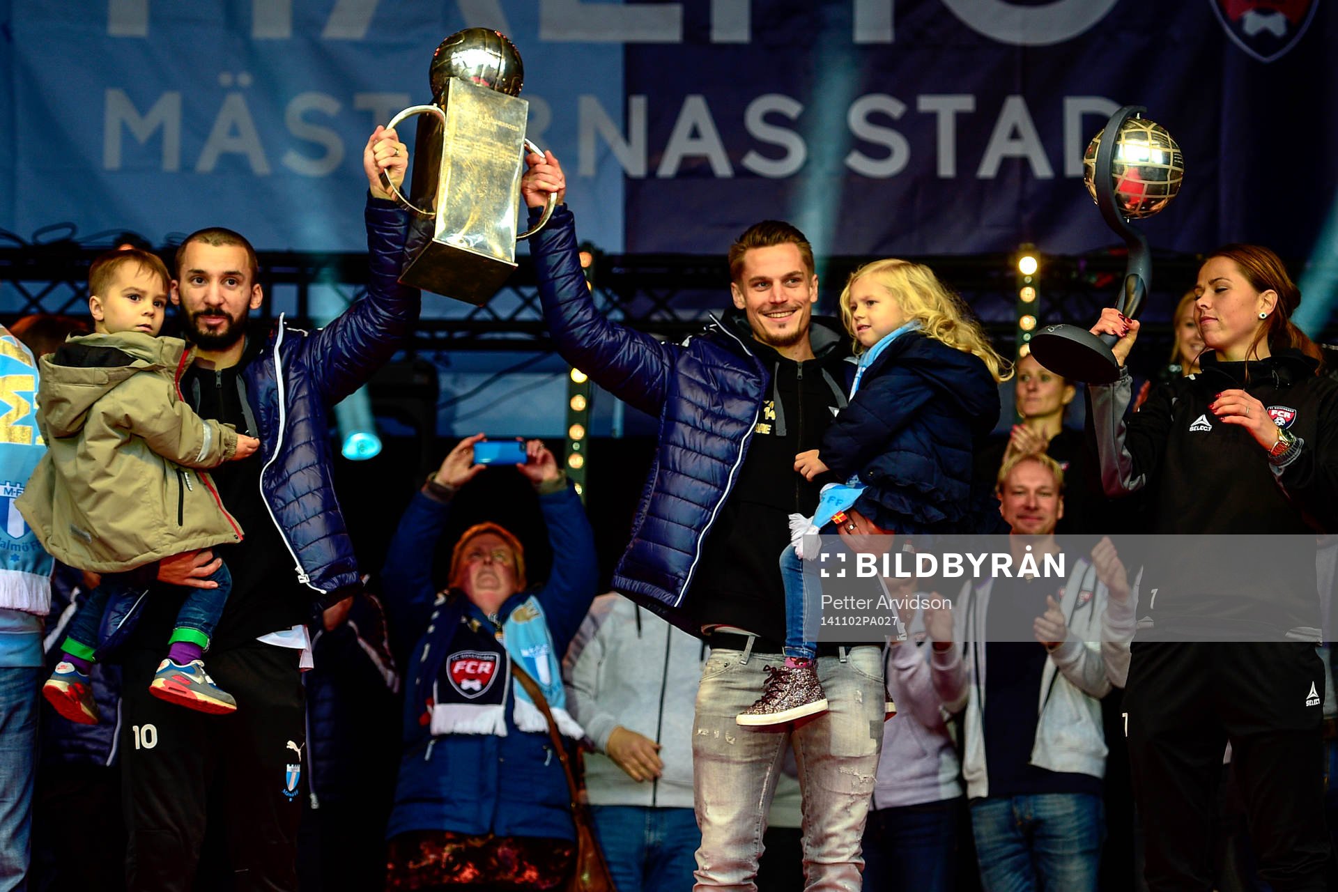 Malmö FFs Guillermo Molins och Markus Rosenberg och Rosengårds Sara Björk Gunnarsdottir firar SM-guld den 2 november 2014 på Stortorget i Malmö.