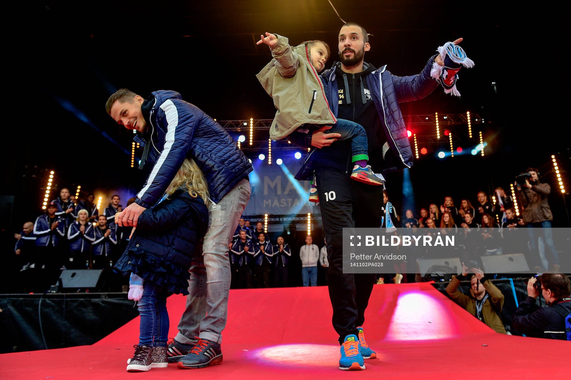 Malmö FFs Guillermo Molins och Markus Rosenberg firar SM-guld den 2 november 2014 på Stortorget i Malmö.