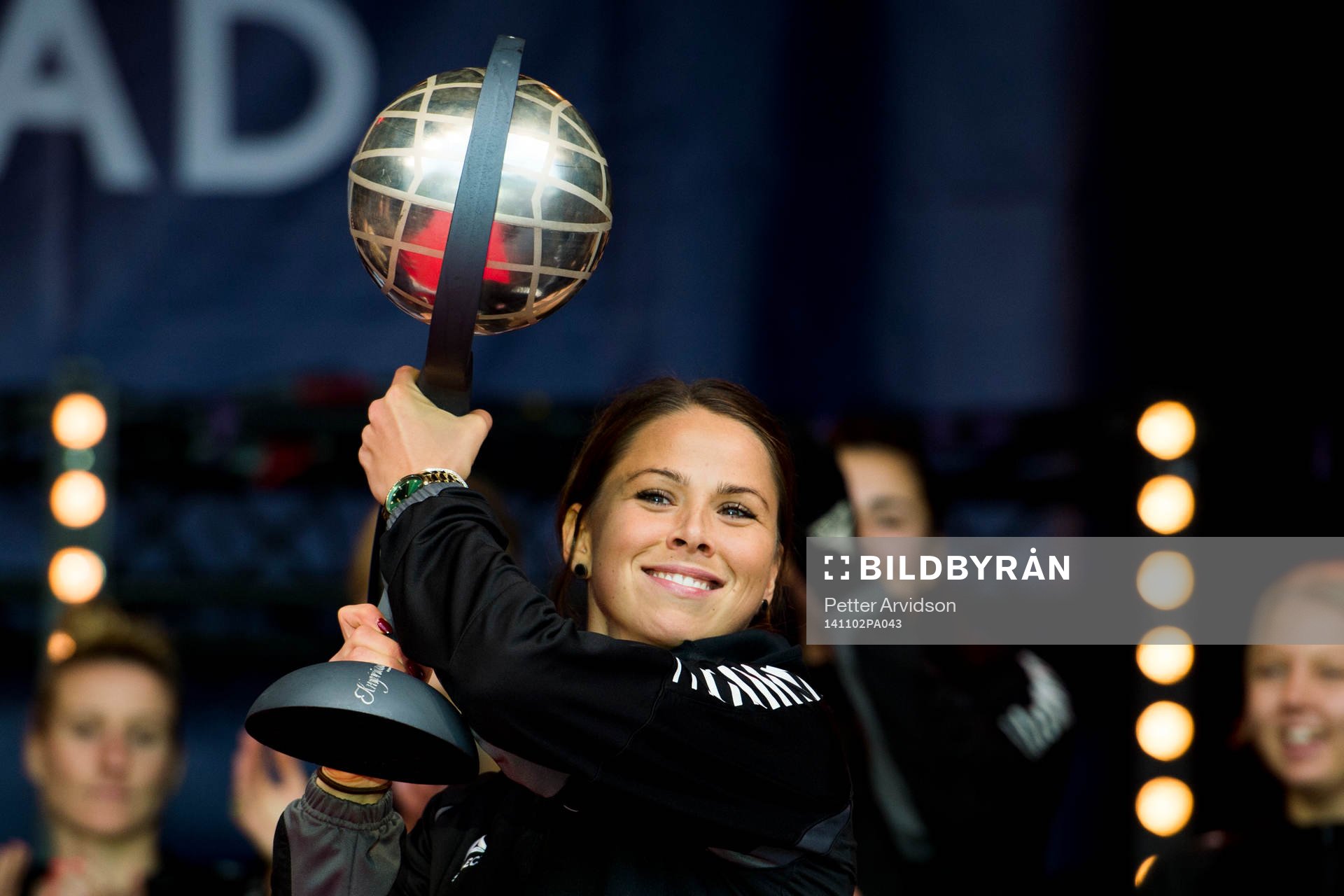 Rosengårds Sara Björk Gunnarsdottir höjer SM-pokalen