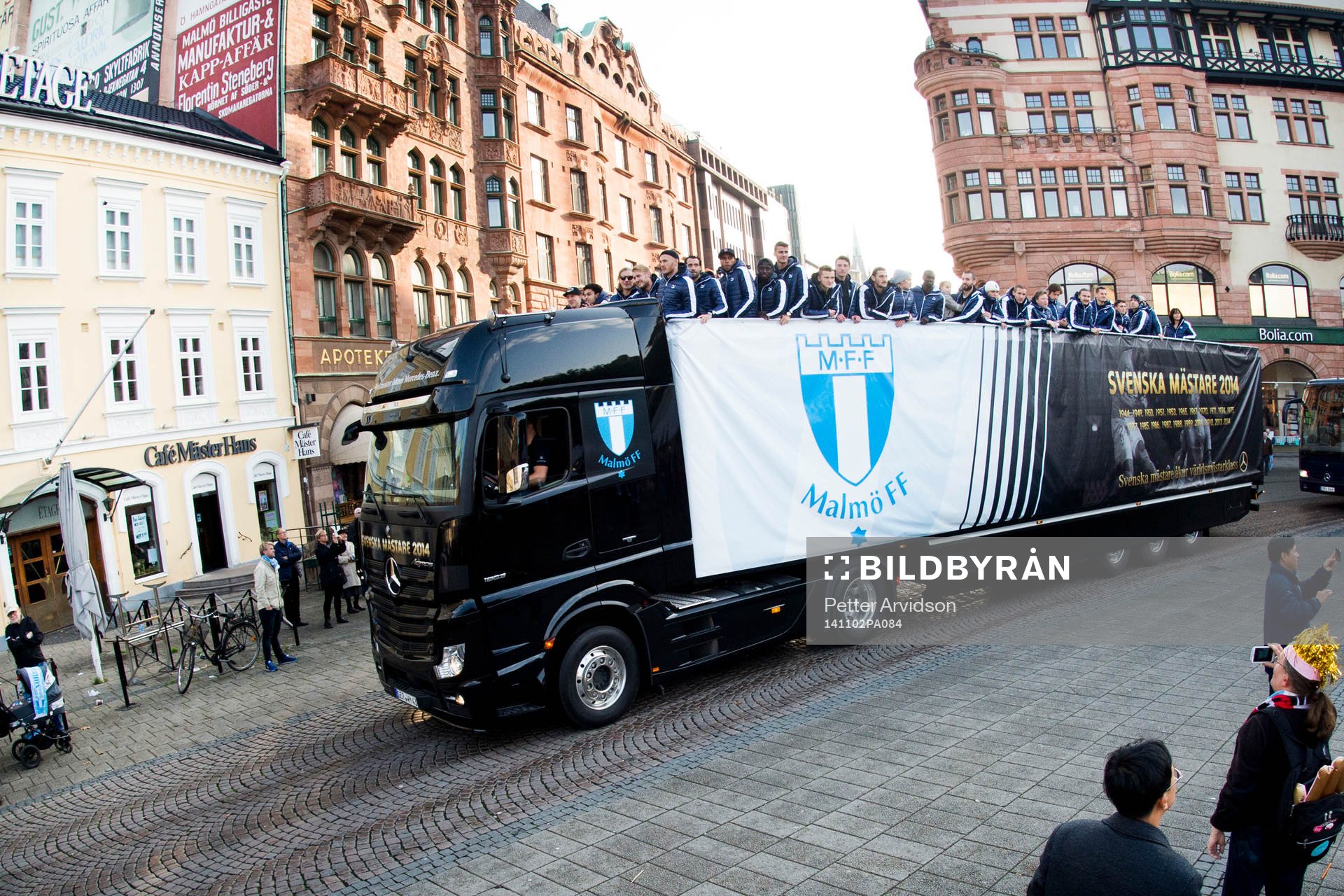 Malmö FFs spelare anländer med lastbil tidigt till