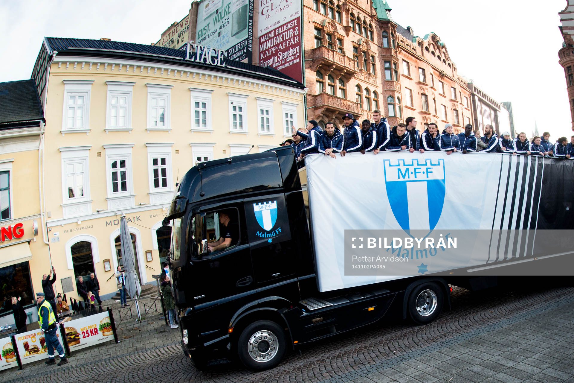 Malmö FFs spelare anländer med lastbil tidigt till