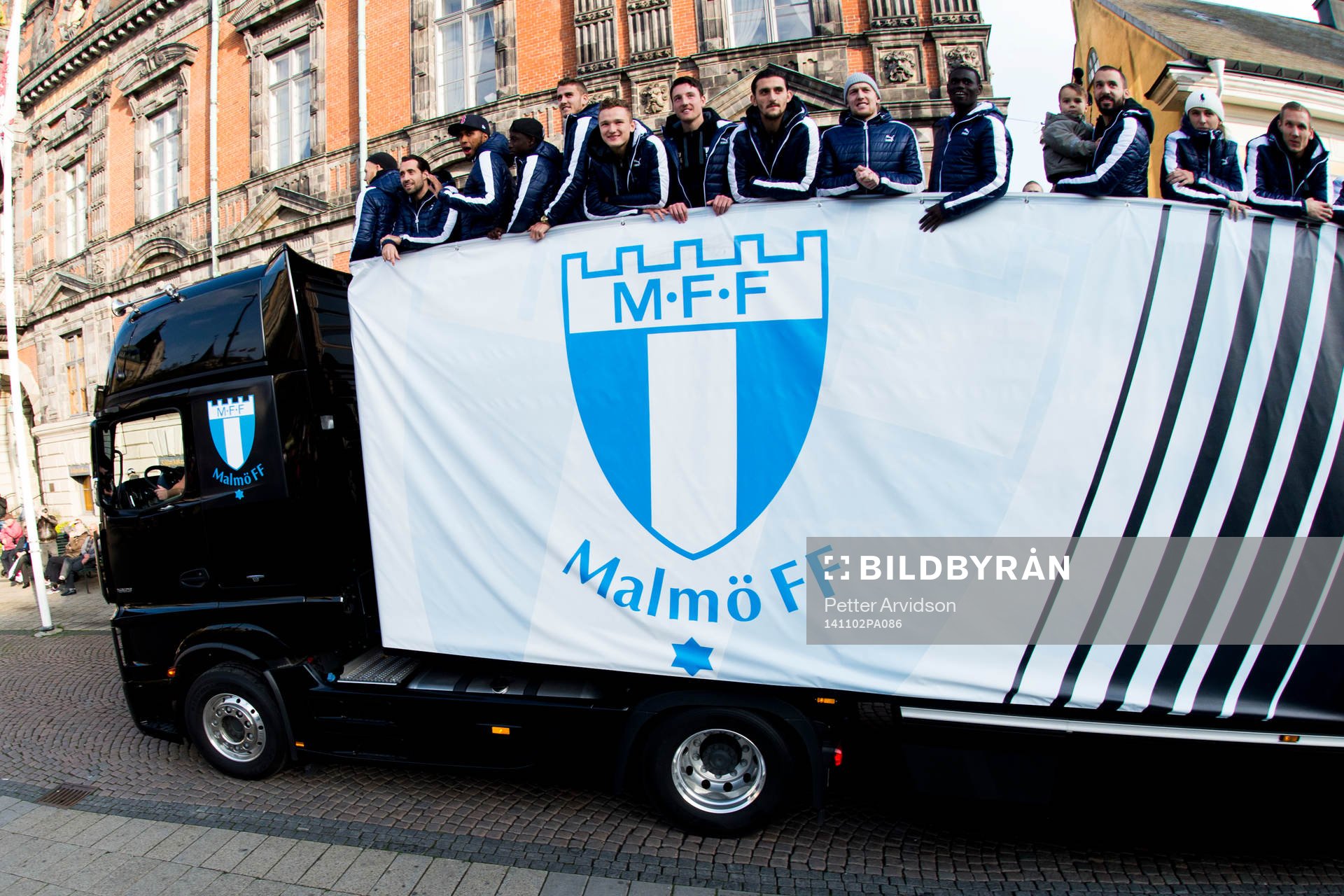 Malmö FFs spelare anländer med lastbil tidigt till