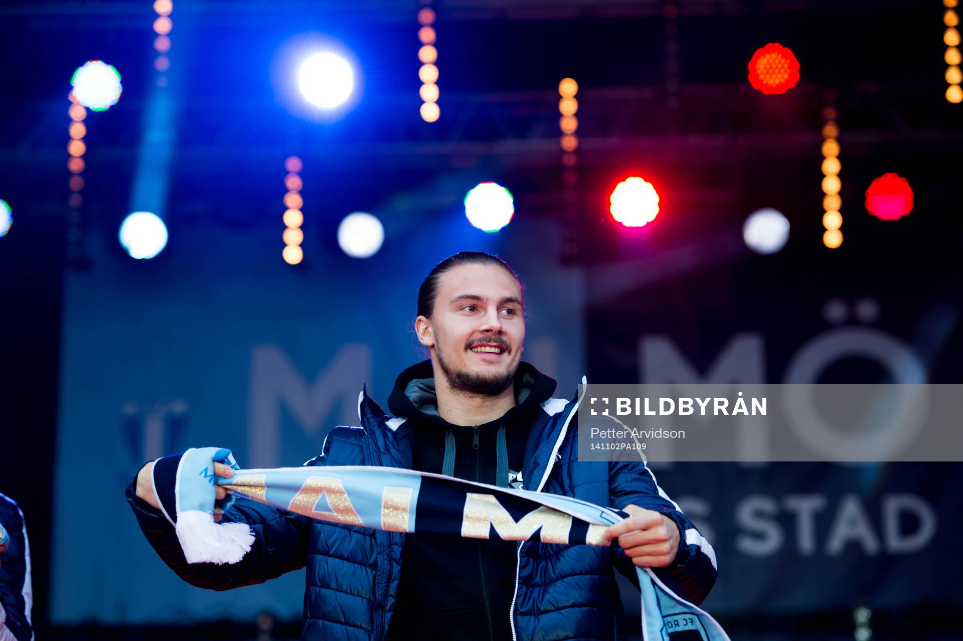 Malmö FFs Erik Johansson med en halsduk firar SM-guld