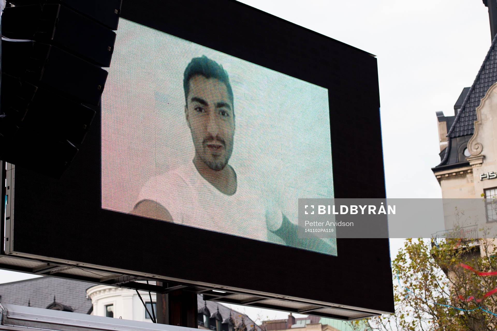 Fd Malmö FF spelaren Jiloan Hamad med en videohälsning när Malmö FF och Rosengård hyllas föra sina SM-guld den 2 november 2014 på Stortorget i Malmö.