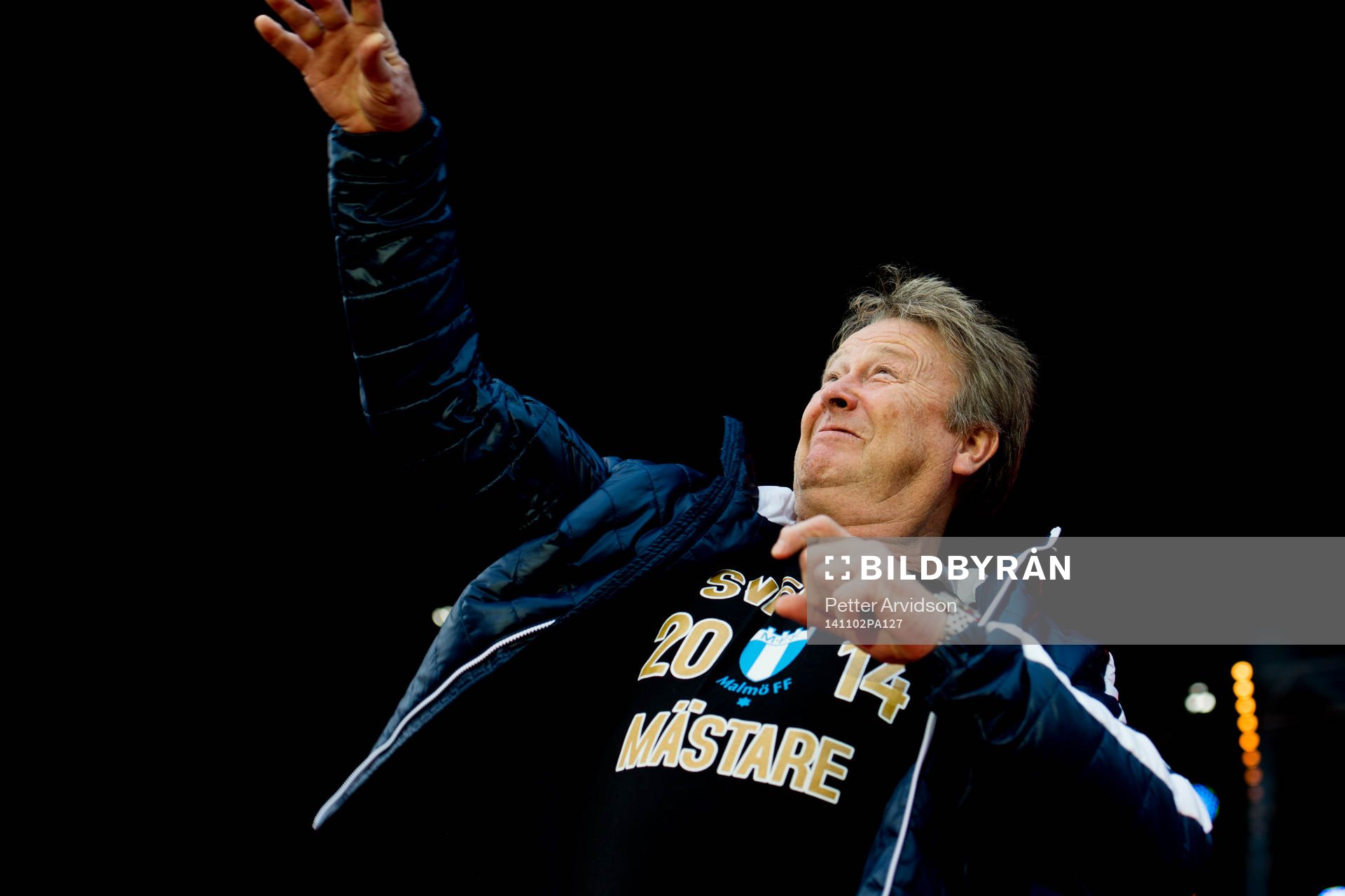 Malmö FFs tränare Åge Hareide kastar ut en halsduk i