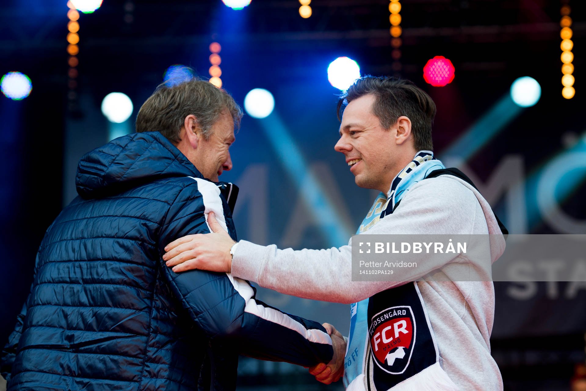 Malmö FFs tränare Åge Hareide tar i hand med Rosengårds