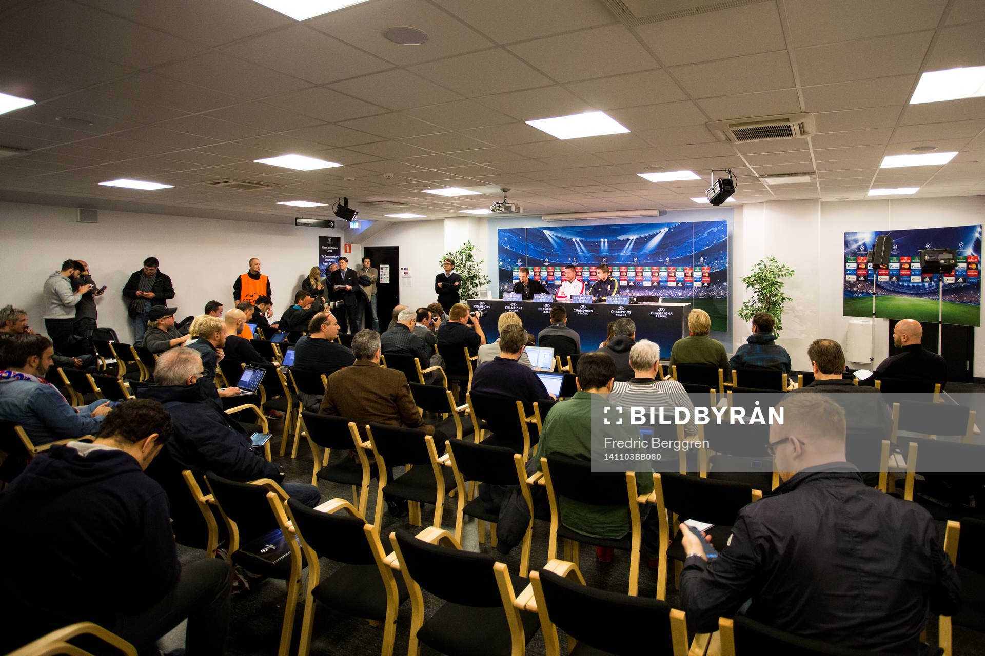 Mycket journalister på plats under Atletico Madrids presskonferens den 3 november 2014 i Malmö.