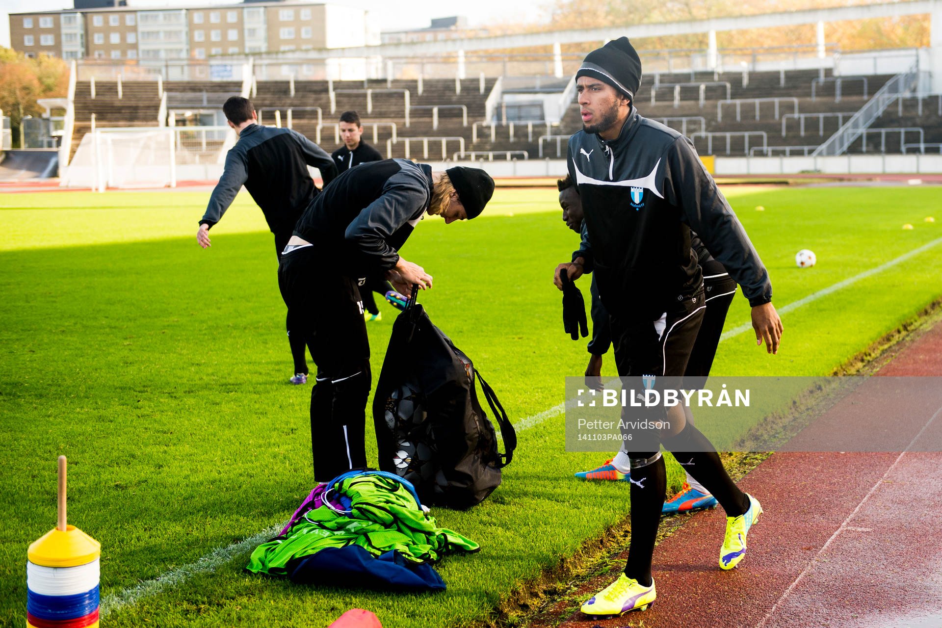 Malmö FFs Isaac Kiese Thelin (th)