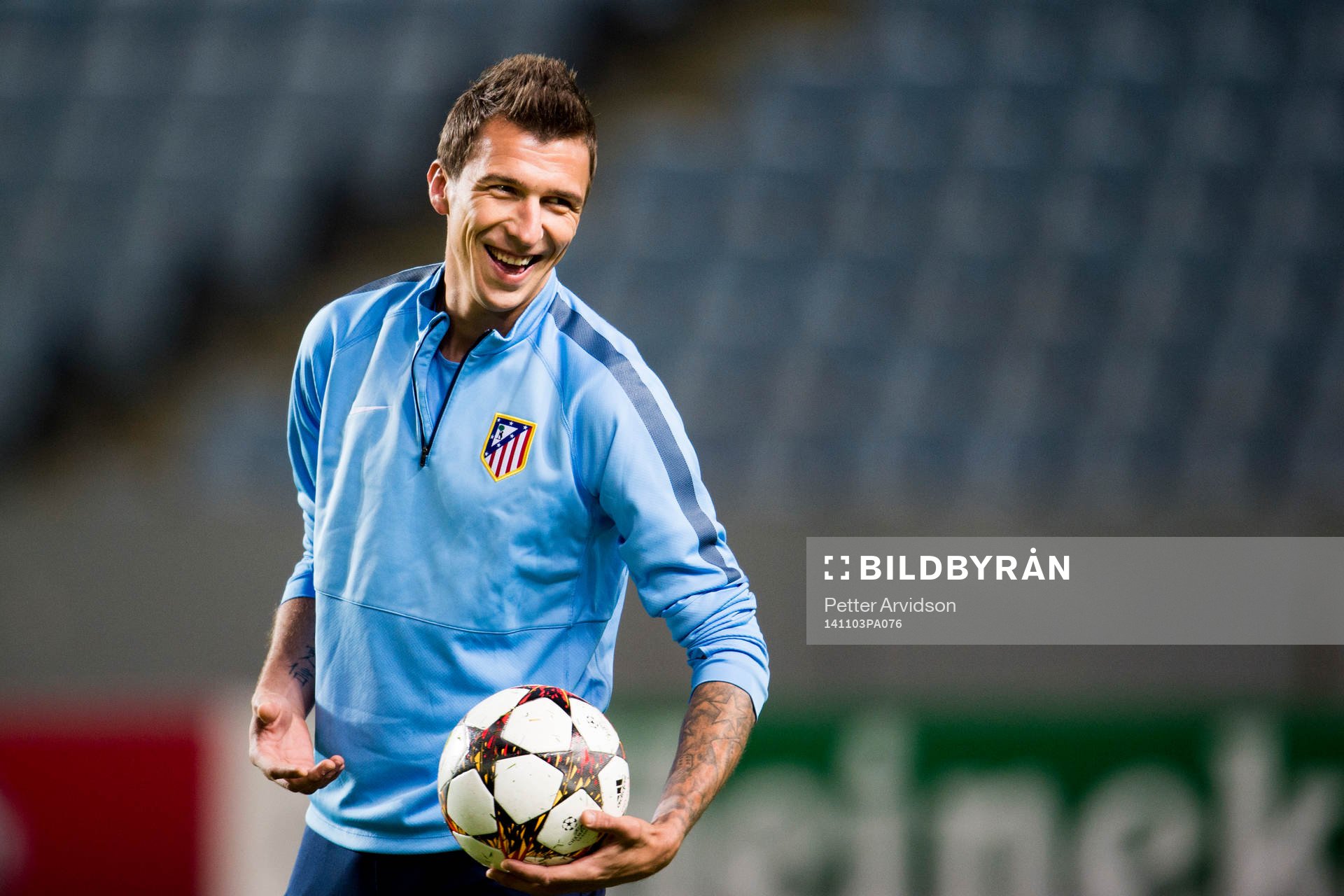 Atletico Madrids Mario Mandzukic skrattar