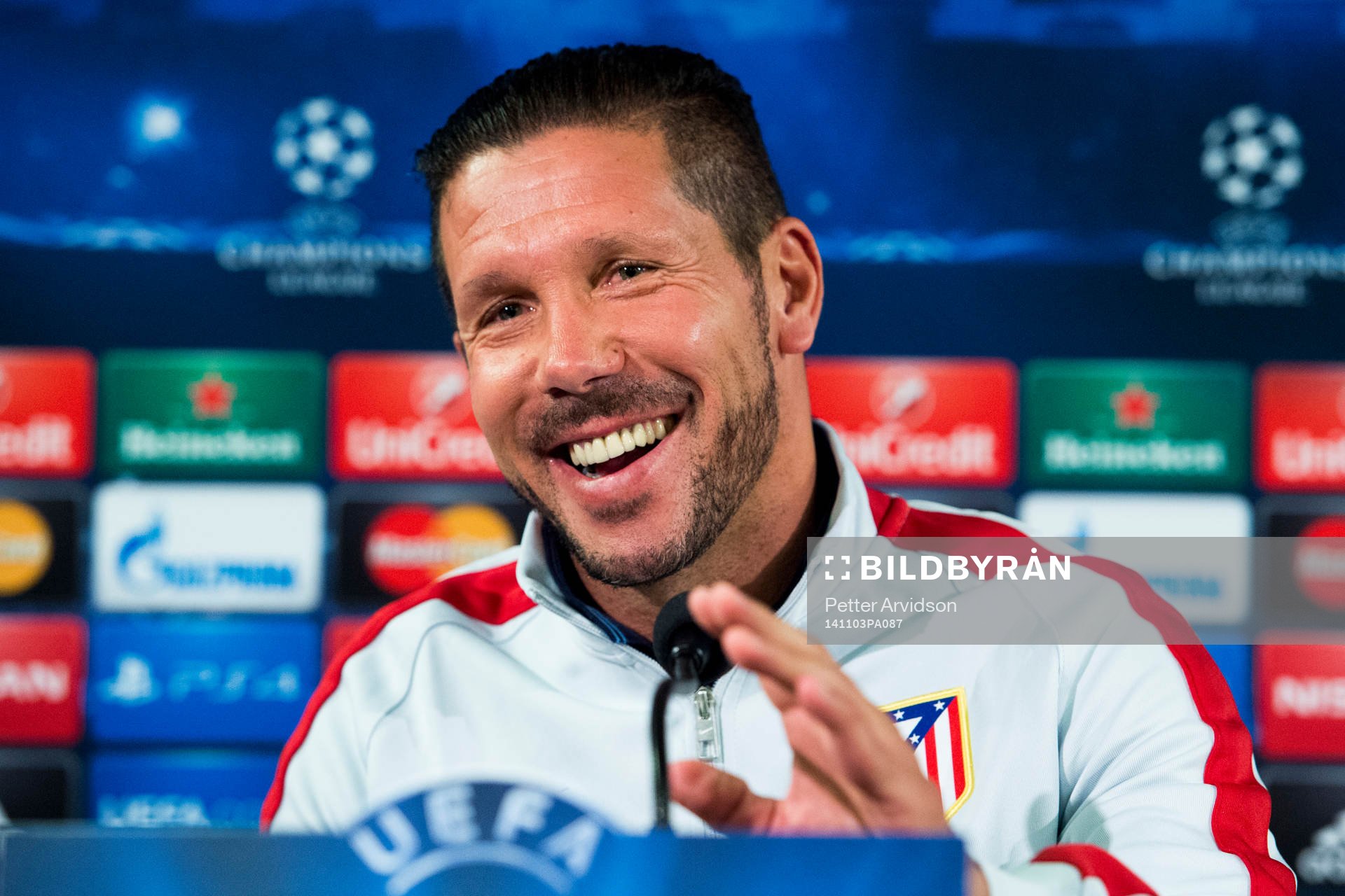 Atletico Madrids tränare Diego Simeone skrattar