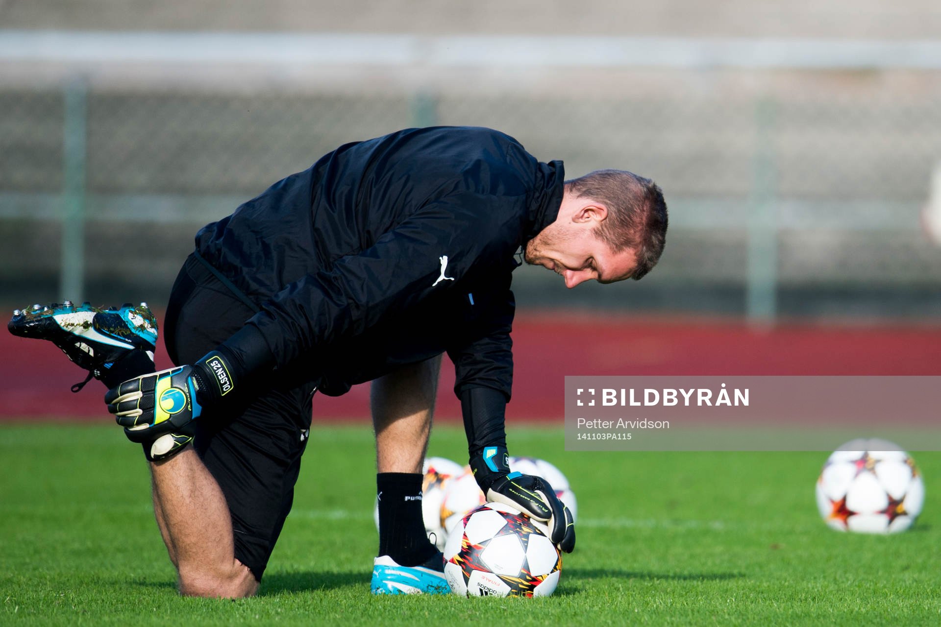 s målvakt Robin Olsen stretchar sitt skadade lår