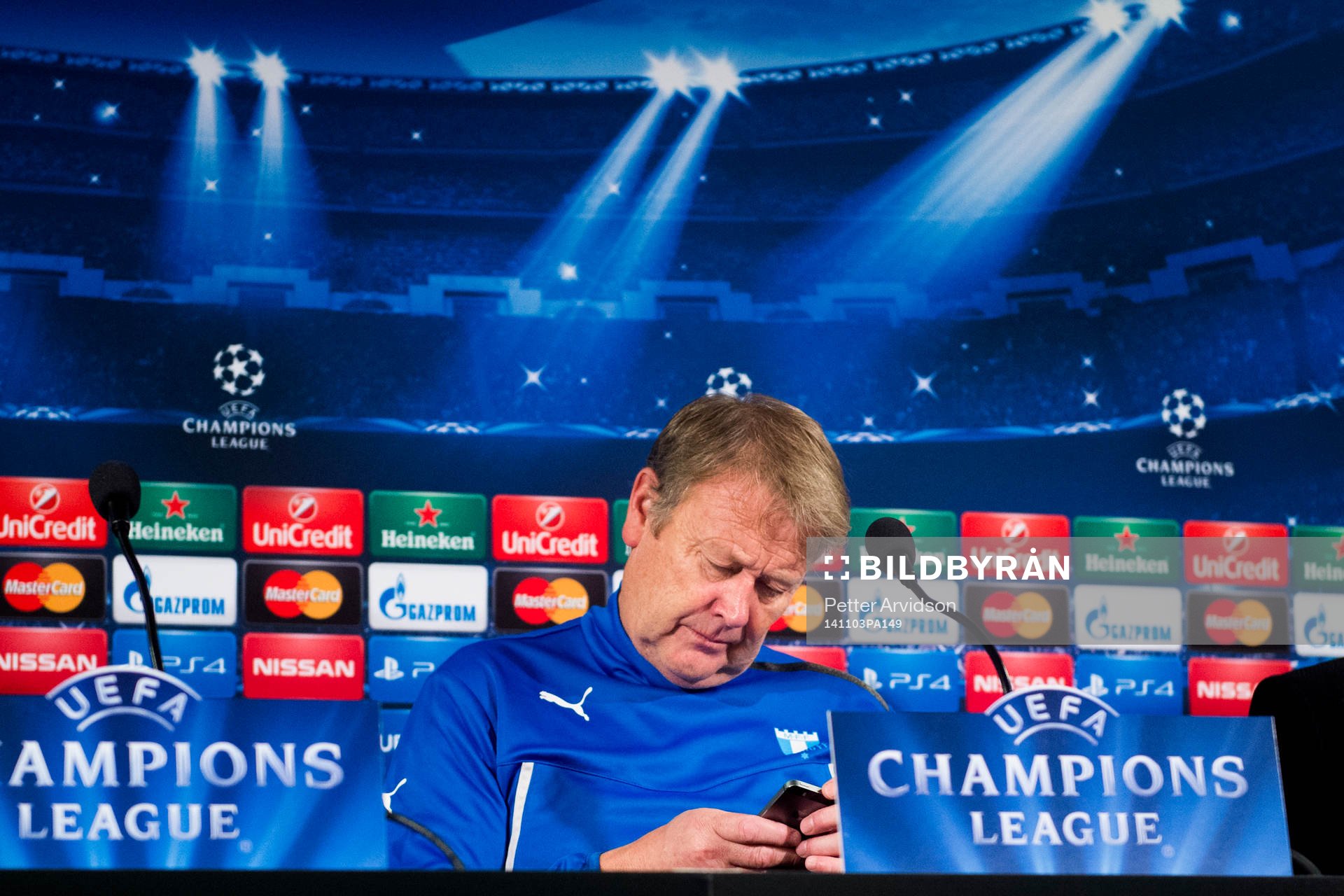 Malmö FFs tränare Åge Hareide med sin telefon