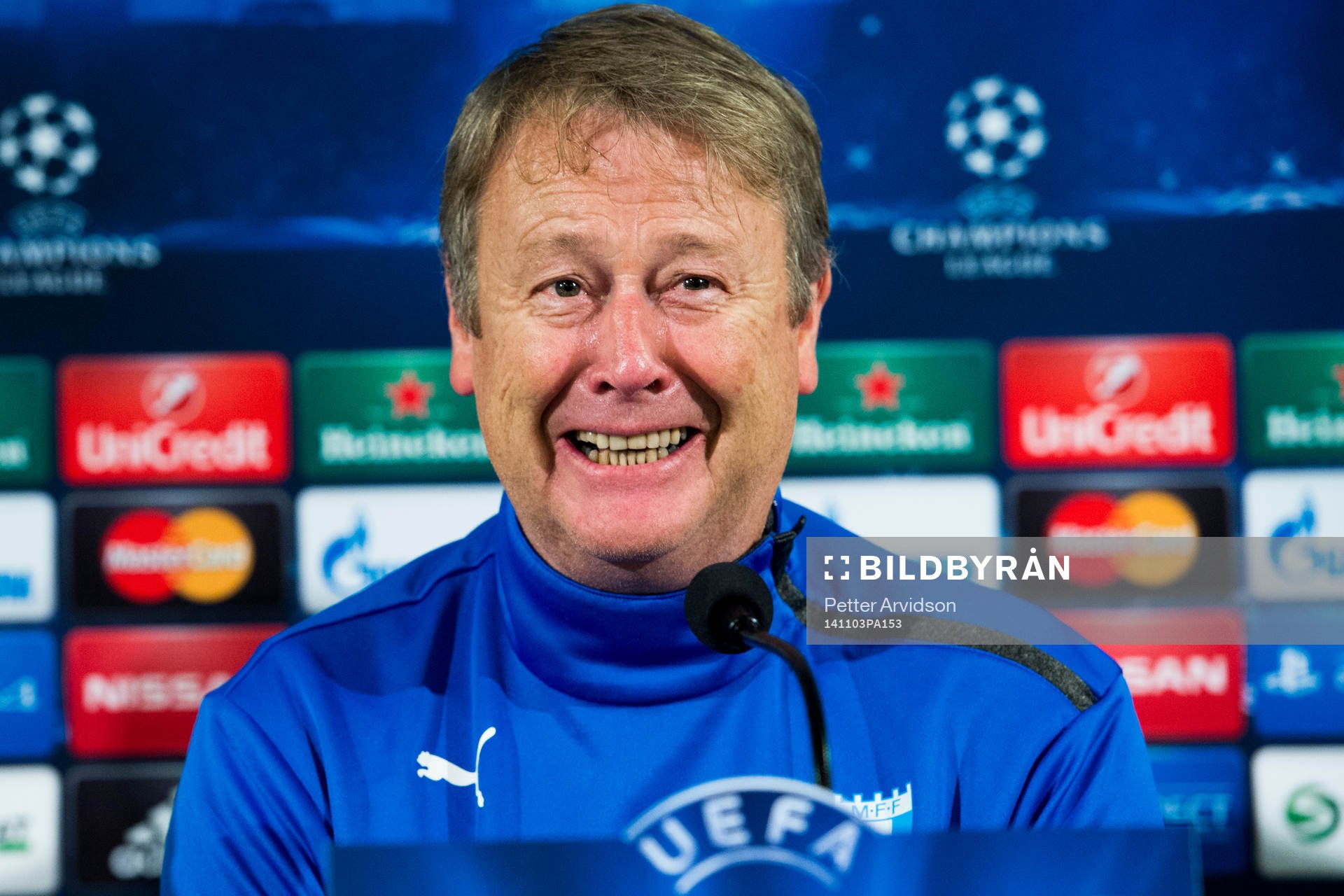Malmö FFs tränare Åge Hareide skrattar
