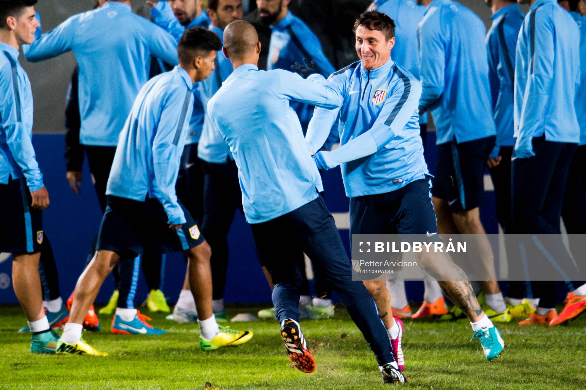 Atletico Madrids Cristian Rodriguez skojar med Miranda
