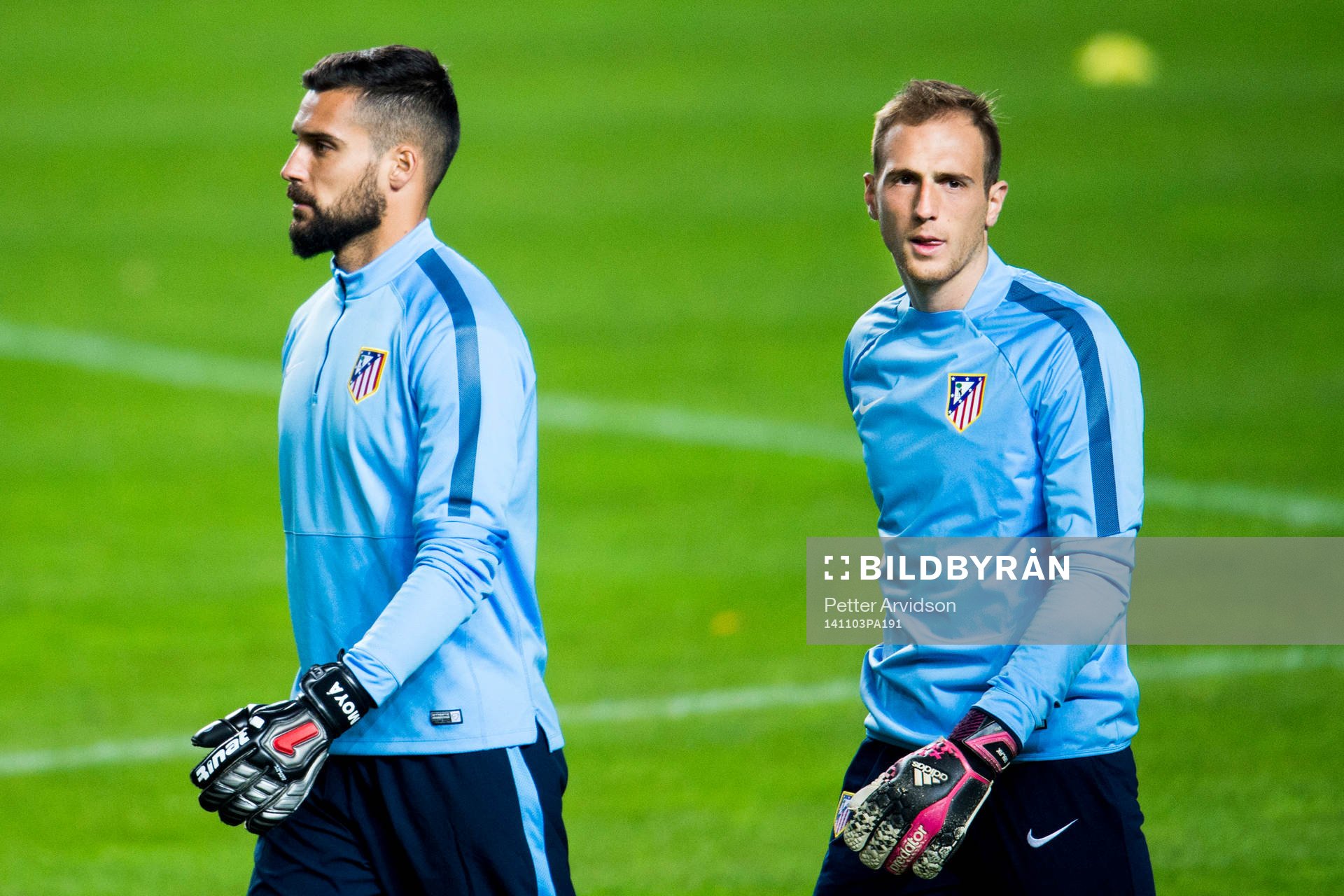 Atletico Madrids målvakter Miguel Angel Moya och Jan Oblak under en träning den 3 november 2014 i Malmö.