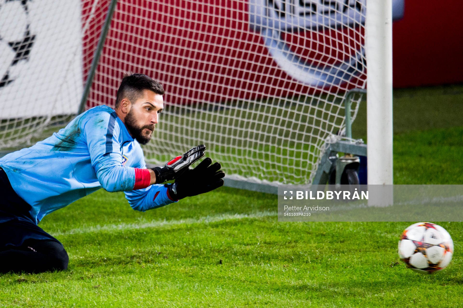 Atletico Madrids målvakt Miguel Angel Moya under en träning den 3 november 2014 i Malmö.
