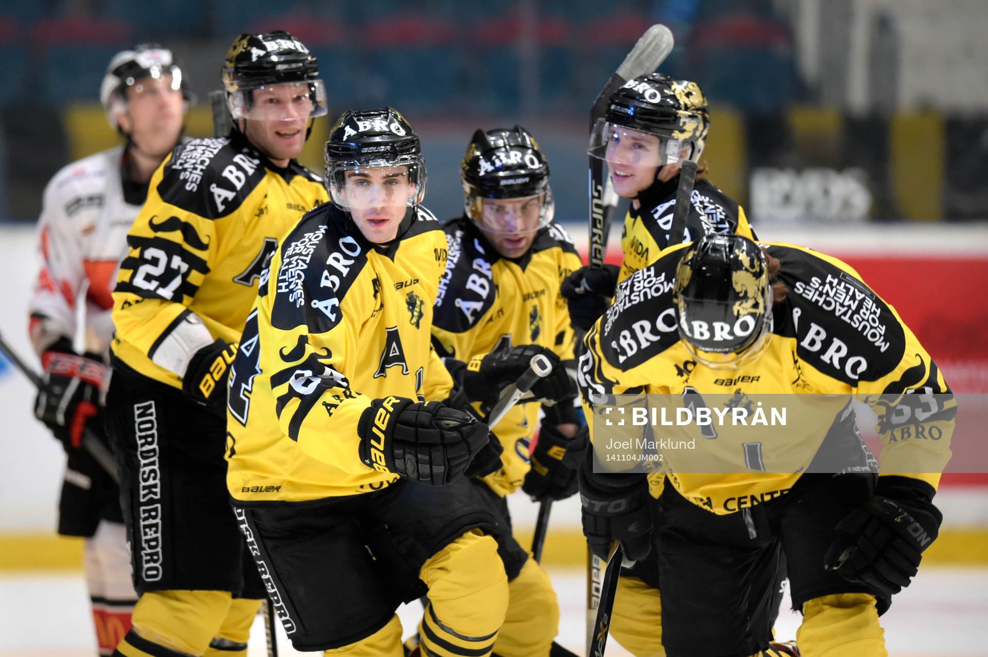 s Ryan McKiernan jublar med lagkamraterna