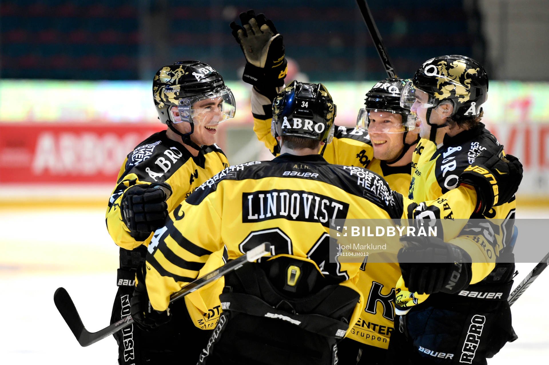 s Ryan McKiernan jublar med lagkamraterna