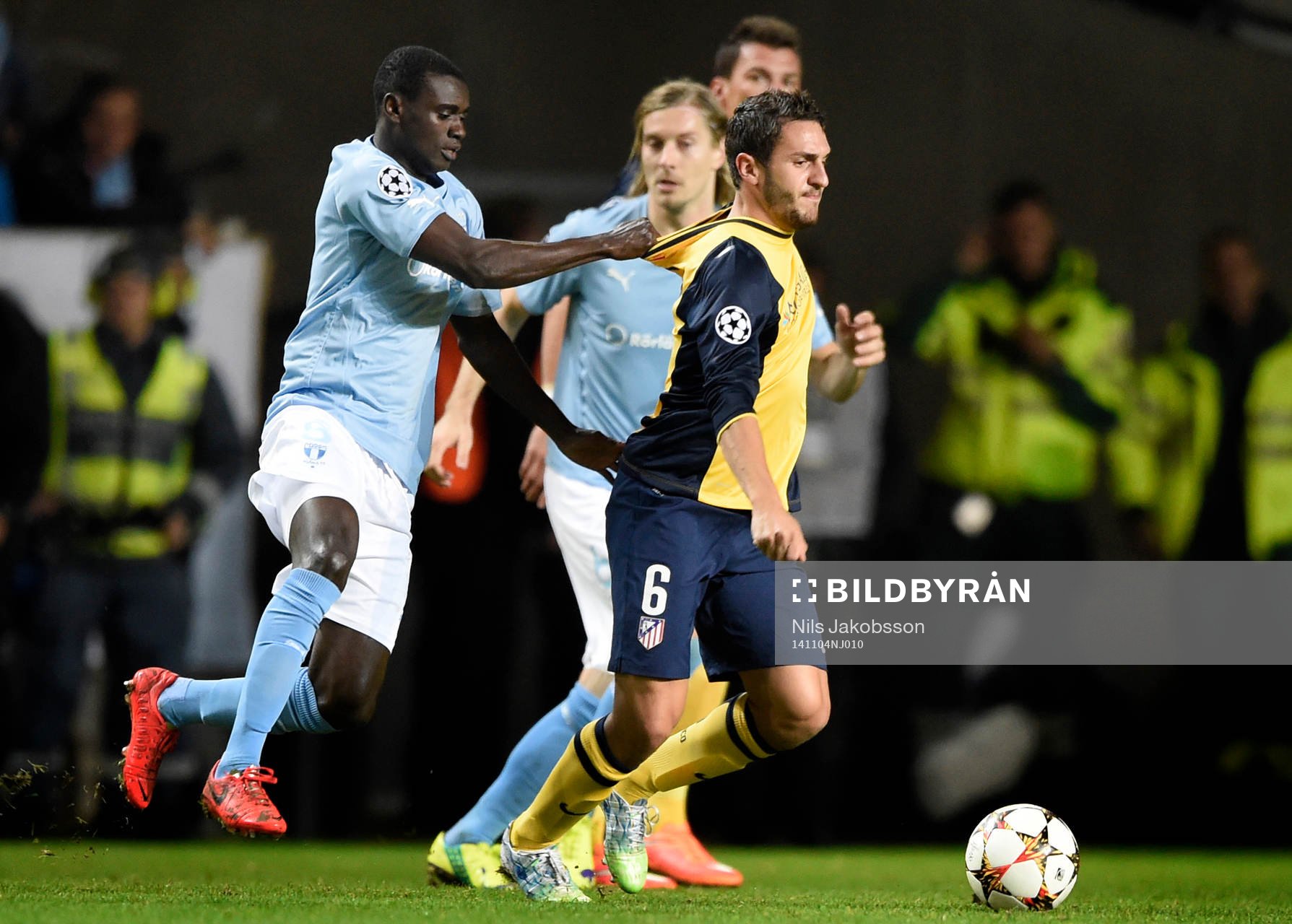 s Enock Kofi Adu drar Atletico Madrids Koke i tröjan