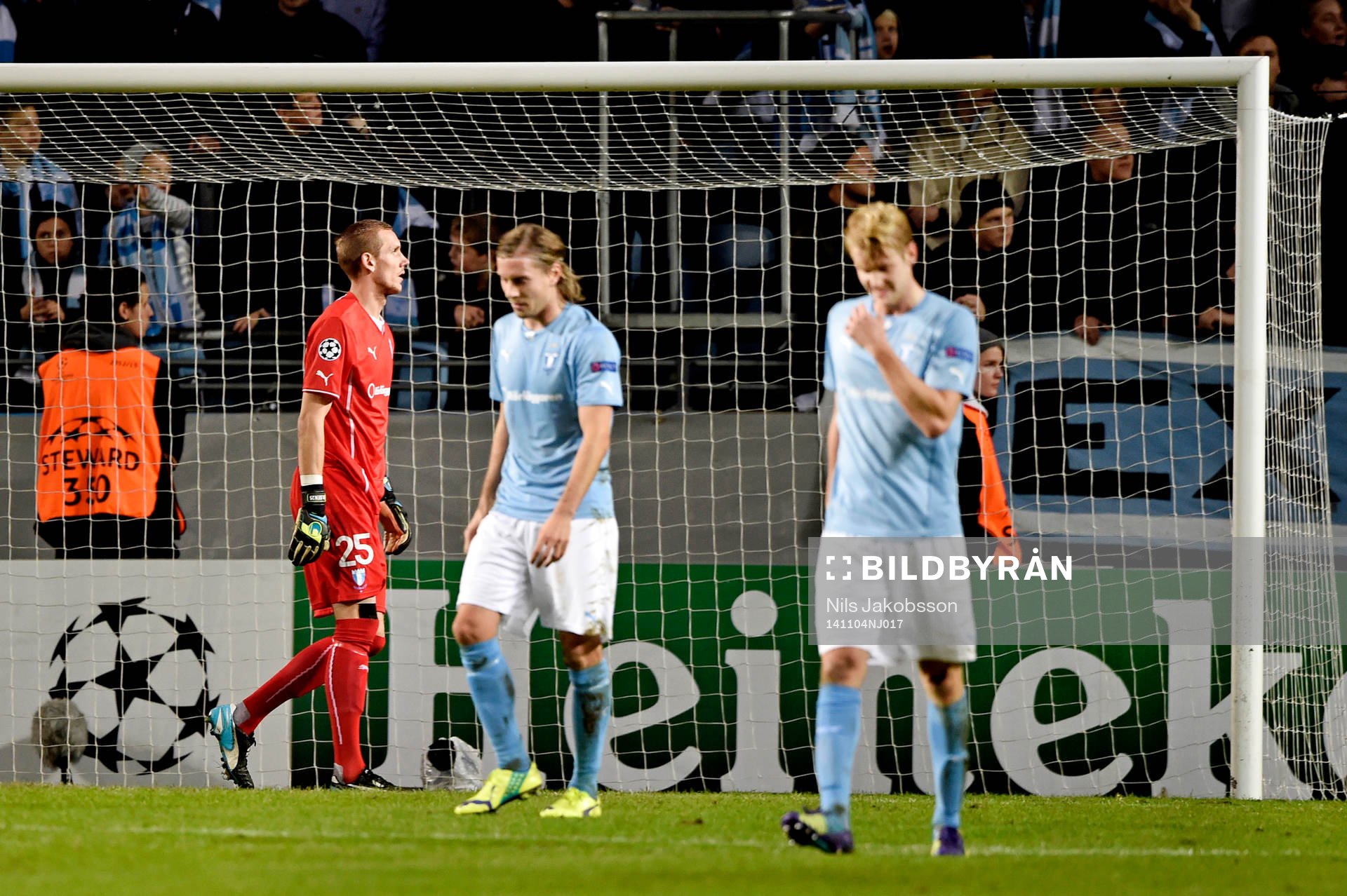 s målvakt Robin Olsen, Markus Halsti, Filip Helander deppar