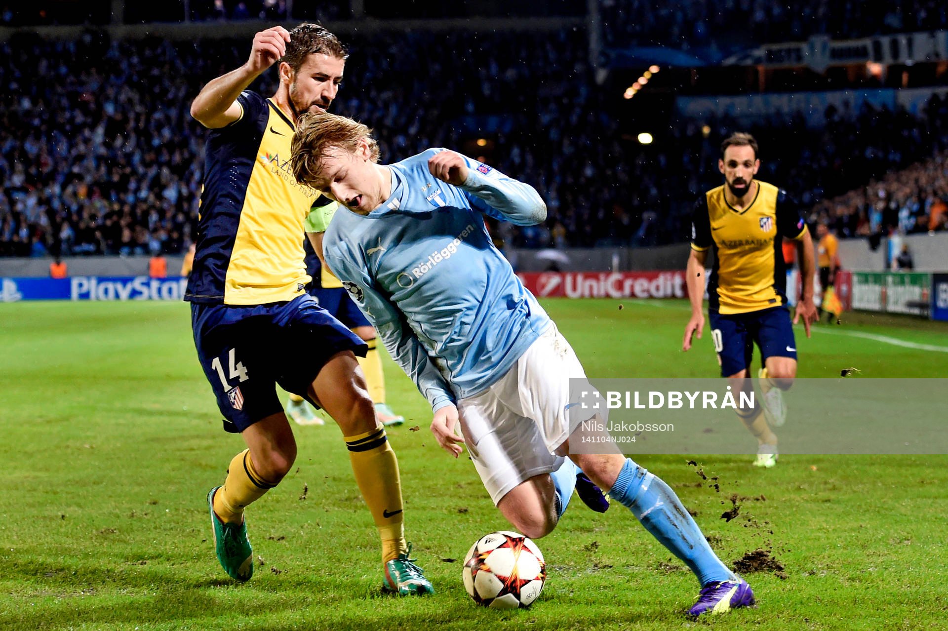 Atletico Madrids Gabi och Malmö FF:s Emil Forsberg under fotbollsmatchen i Champions League mellan Malmö FF och Atletico Madrid den 4 november 2014 i Malmö.
