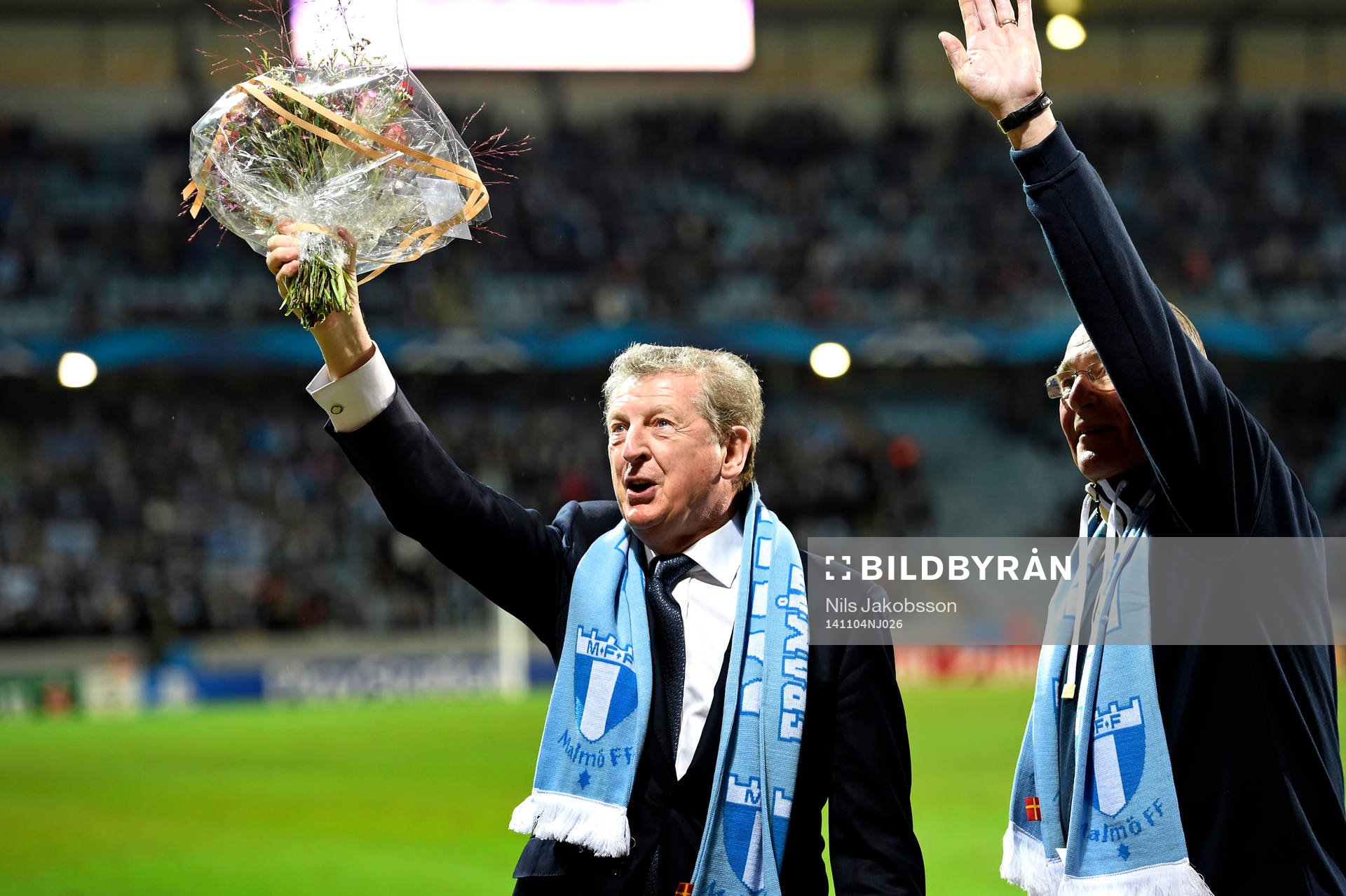Roy Hodgson får blommor