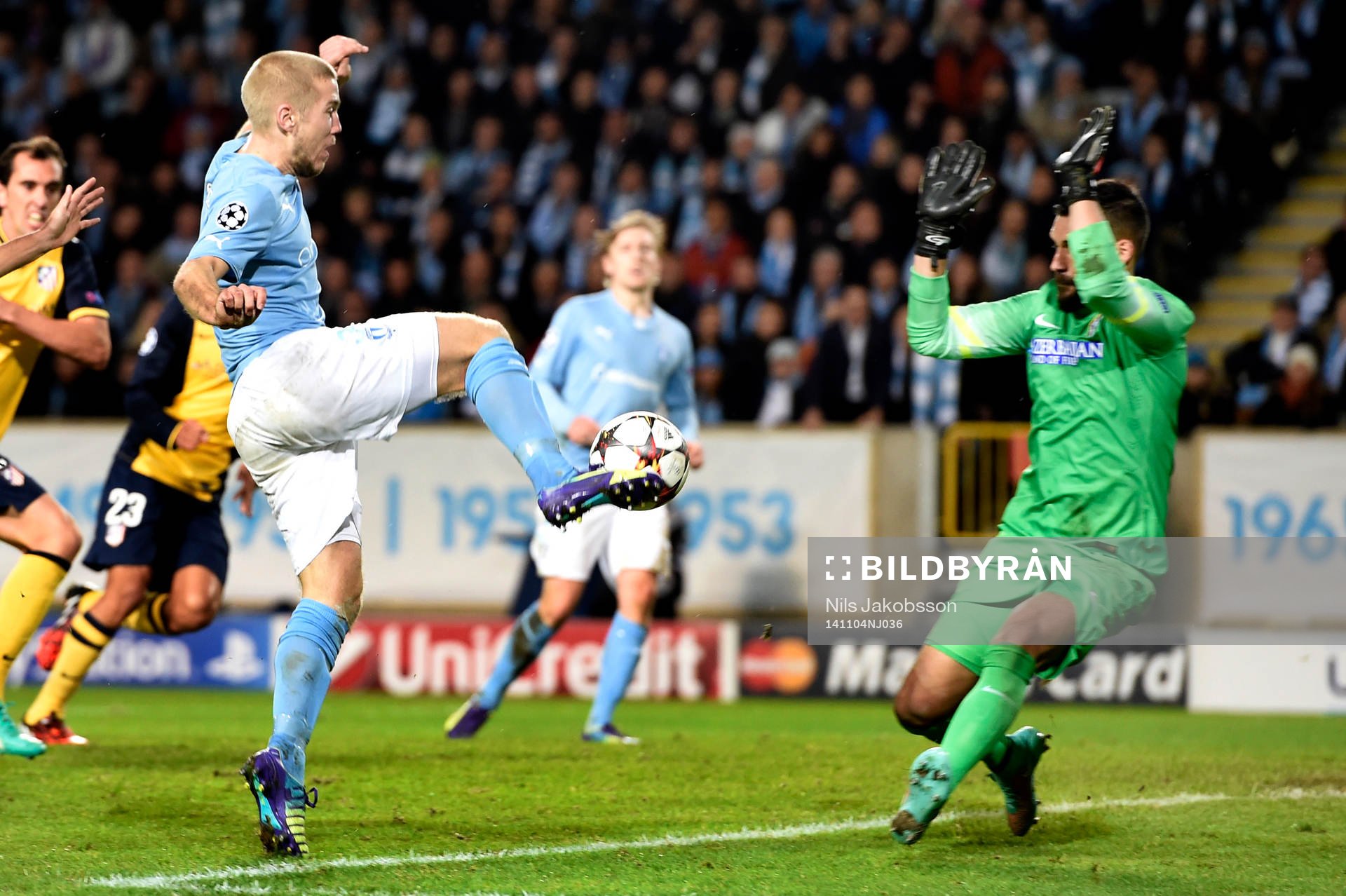 Malmö FF:s Anton Tinnerholm får läge mot Atletico Madrids målvakt Miguel Angel Moya under fotbollsmatchen i Champions League mellan Malmö FF och Atletico Madrid den 4 november 2014 i Malmö.