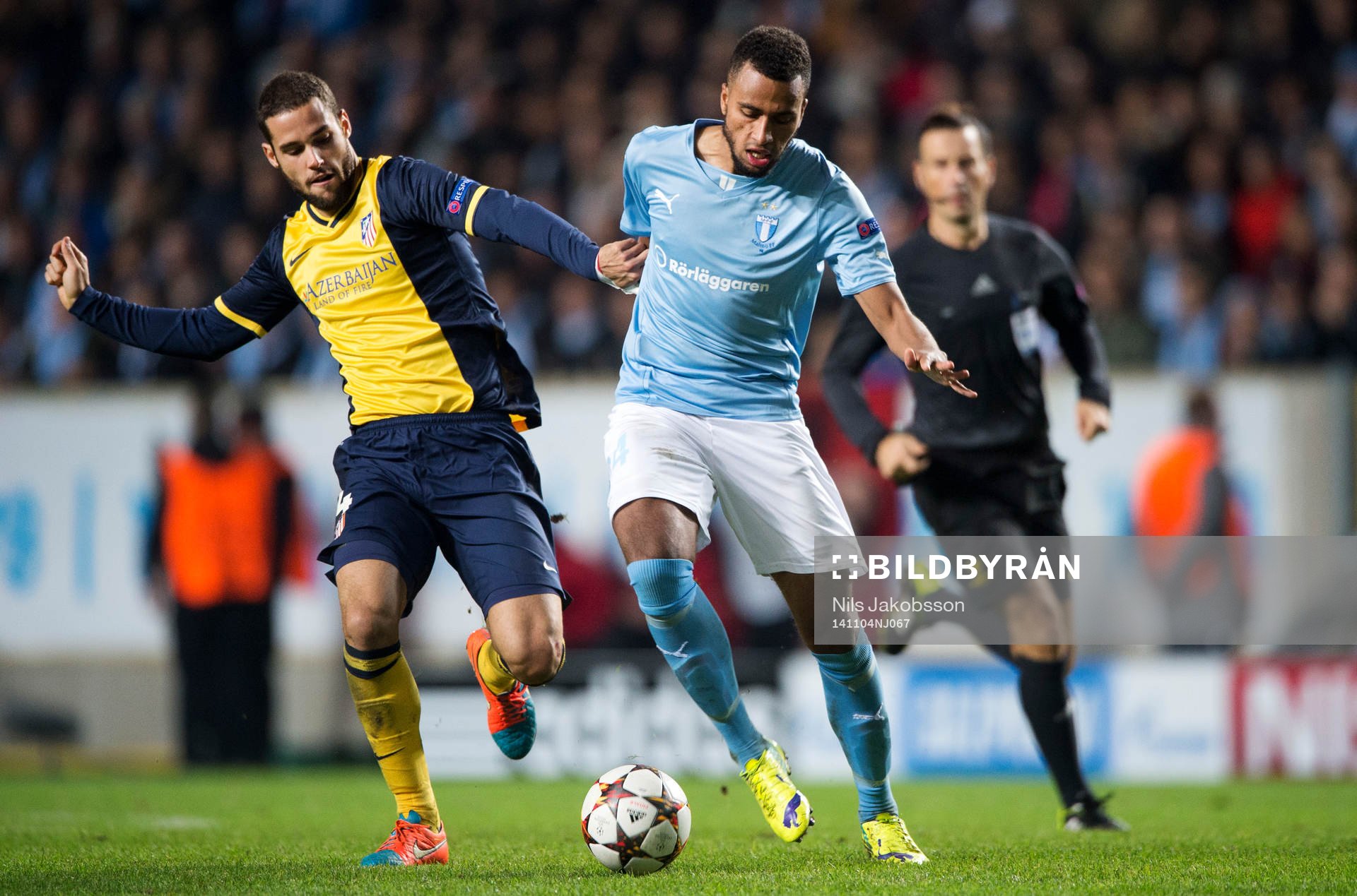Atletico Madrids Mario Suarez och Malmö FF:s Isaac Kiese Thelin under fotbollsmatchen i Champions League mellan Malmö FF och Atletico Madrid den 4 november 2014 i Malmö.