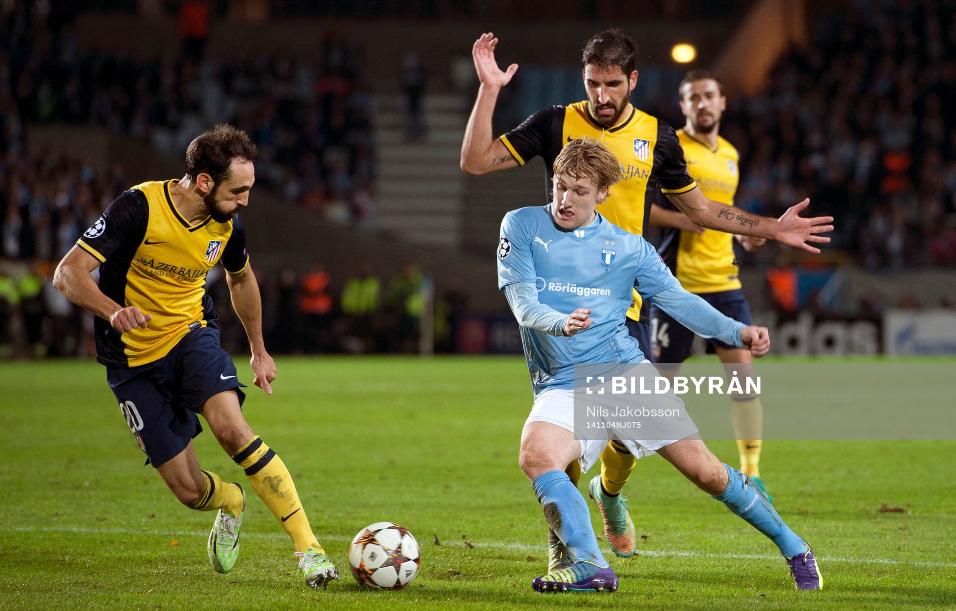 Atletico Madrids Juanfran, Raul Garcia och Malmö FF:s Emil Forsberg under fotbollsmatchen i Champions League mellan Malmö FF och Atletico Madrid den 4 november 2014 i Malmö.