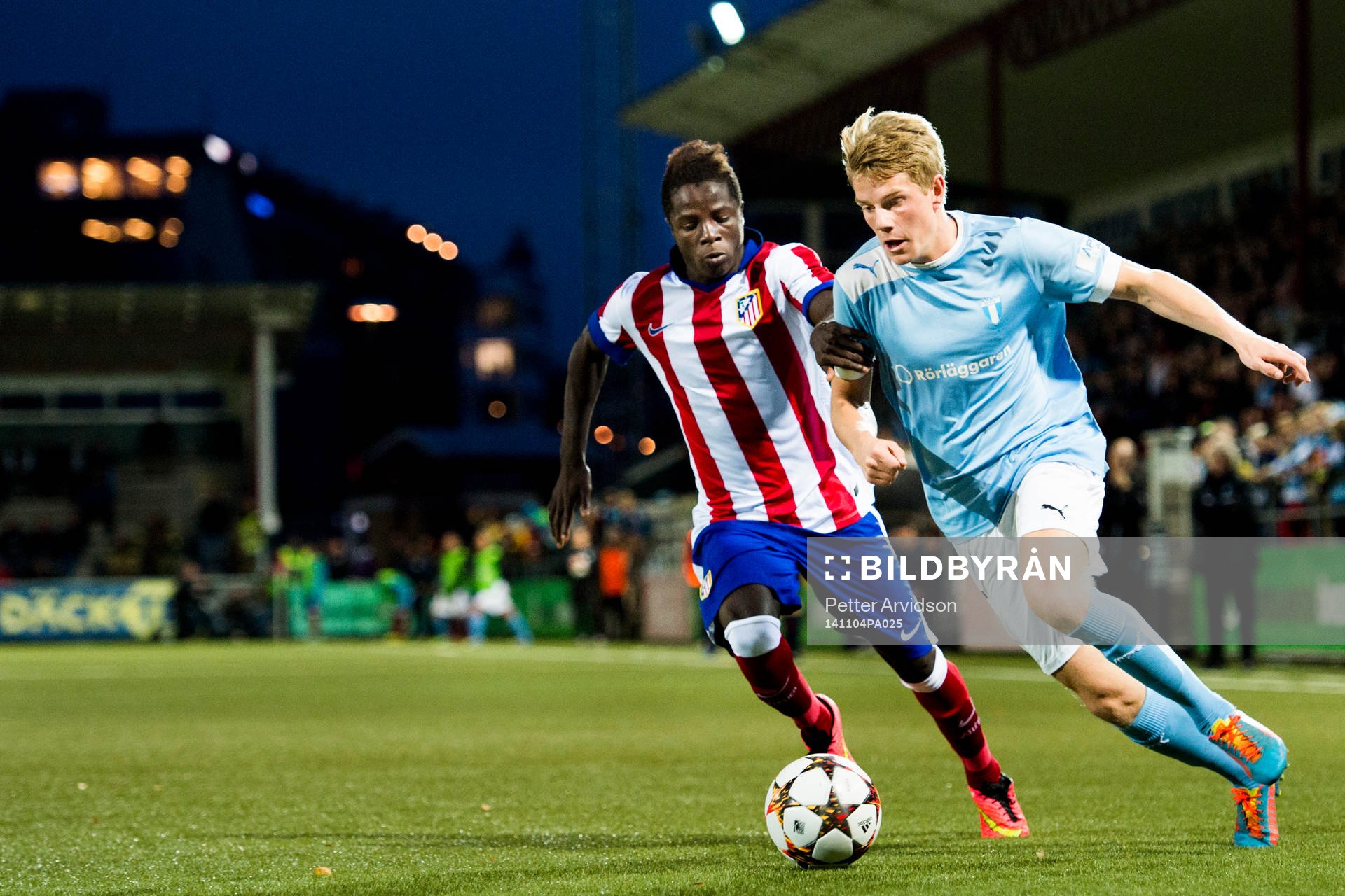 Atlético Madrids Amath Ndiaye Diedhiou i kamp med Malmö FFs Jacob Blixt under fotbollsmatchen i UEFA Youth League mellan Malmö FF och Atlético Madrid den 4 november 2014 i Malmö.