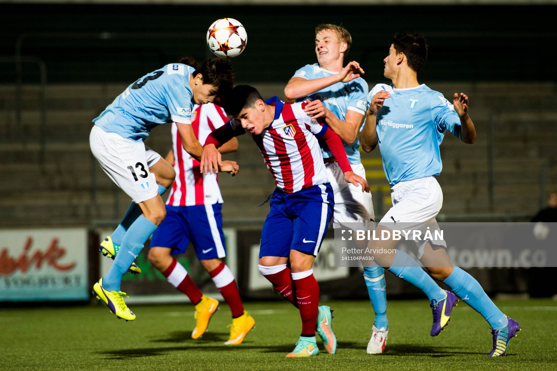 Malmö FFs Dennis Hadzikadunic och Franz Brorsson i kamp med Atlético Madrids Antonio Montoro under fotbollsmatchen i UEFA Youth League mellan Malmö FF och Atlético Madrid den 4 november 2014 i Malmö.