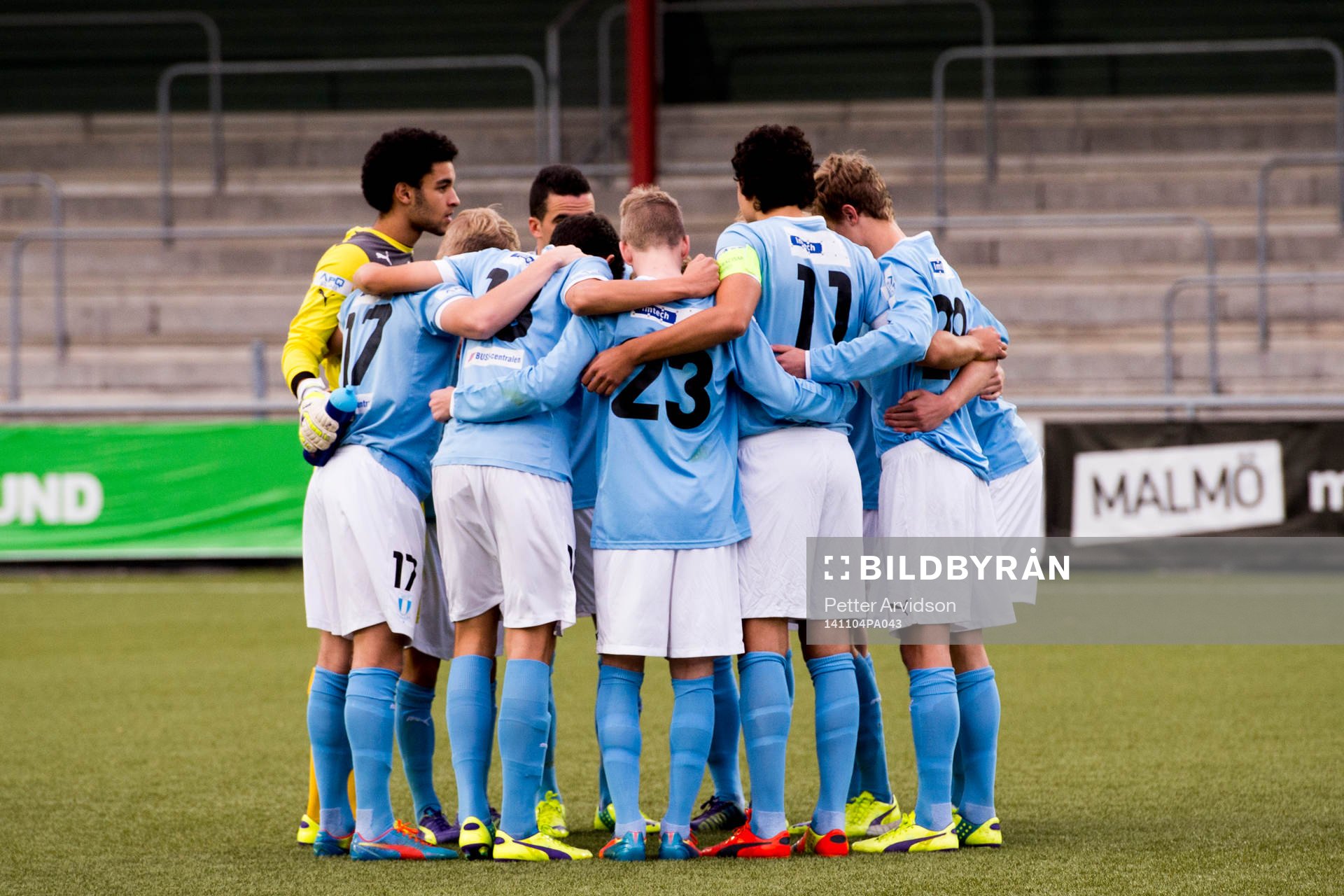Malmö FFs spelare samlas i en ring