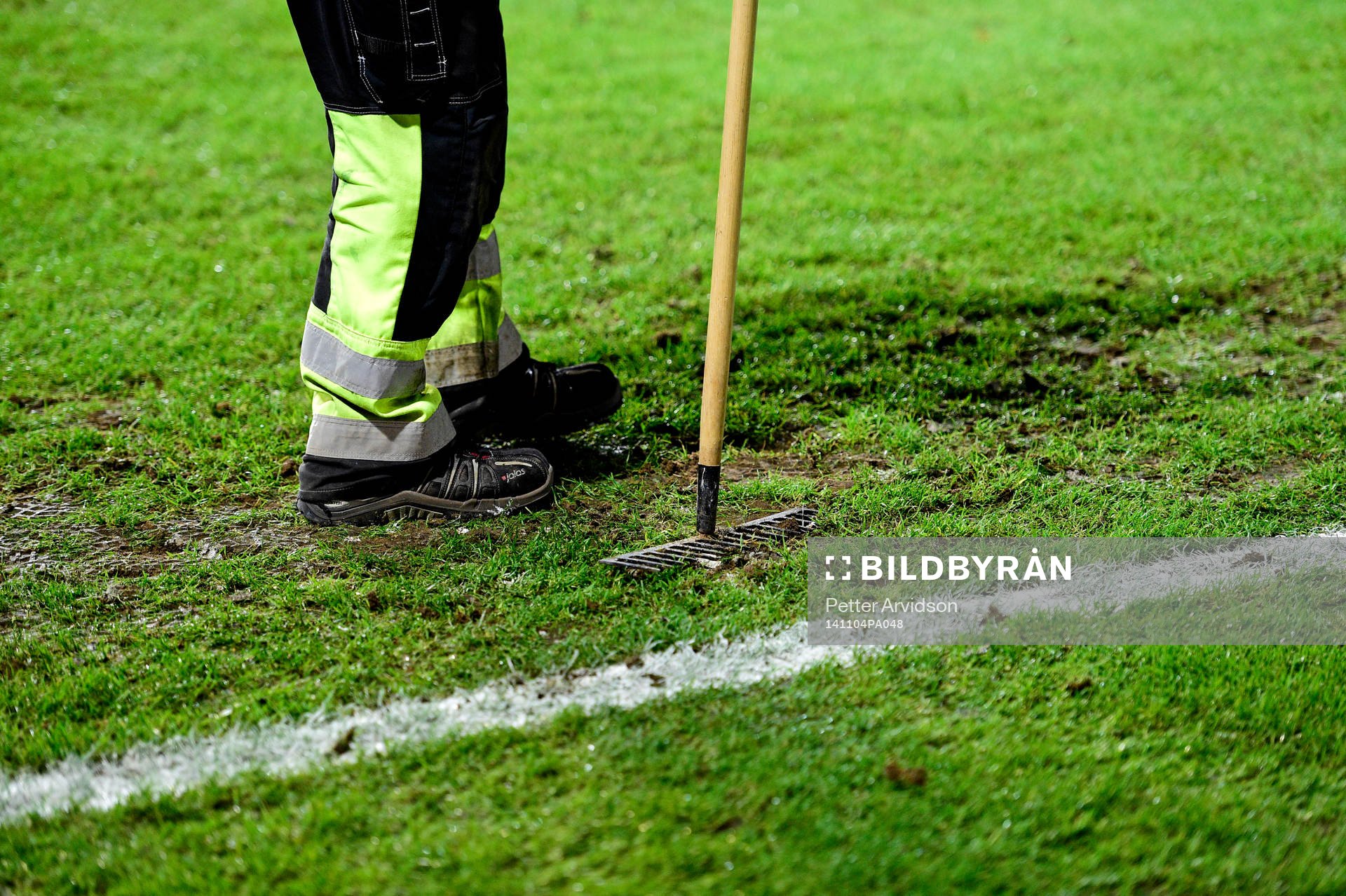 Gräsmattan på Swedbank Stadion vårdas