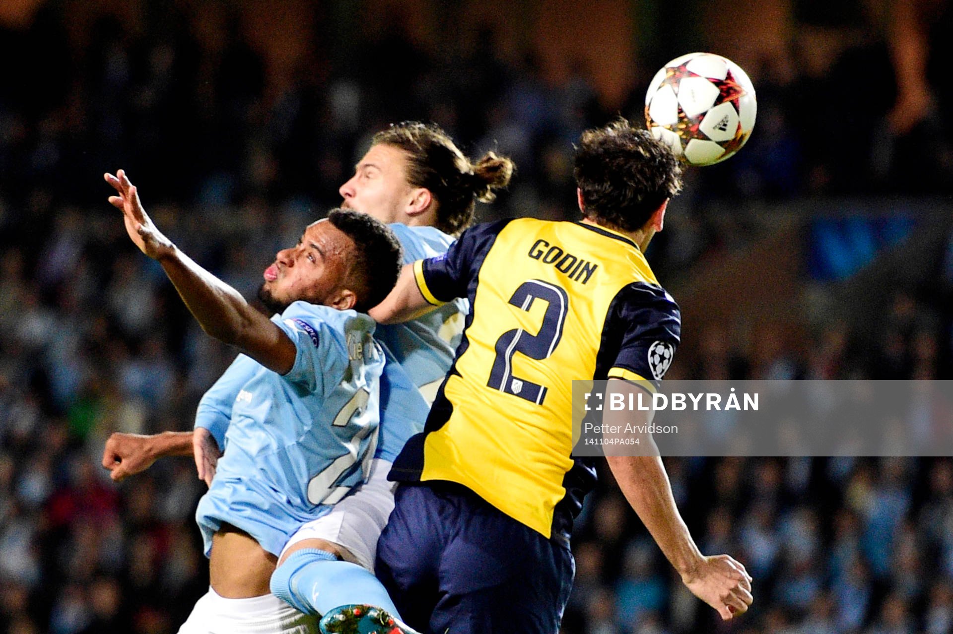Malmö FF:s Isaac Kiese Thelin och Erik Johansson nickduell med Atletico Madrids Diego Godin under fotbollsmatchen i Champions League mellan Malmö FF och Atlético Madrid den 4 november 2014 i Malmö. 
