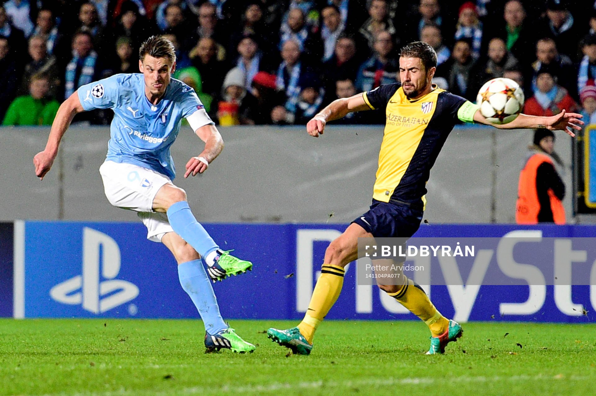 s Markus Rosenberg skjuter bredvid Atletico Madrids Gabi