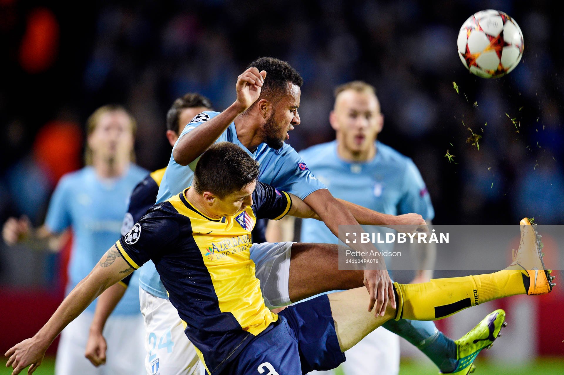 s Isaac Kiese Thelin och Atletico Madrids Guilherme Siqueira