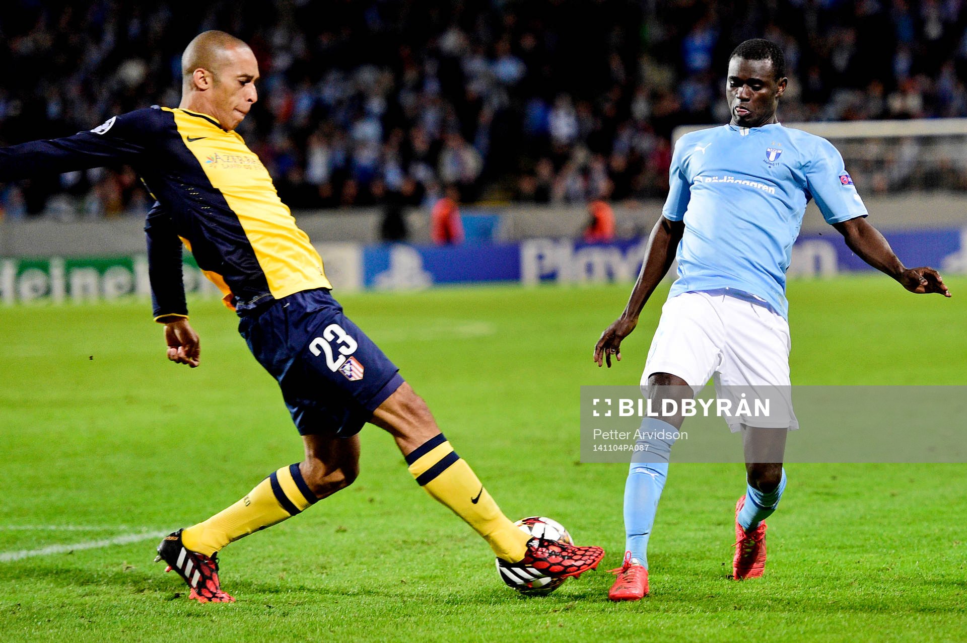 s Enock Kofi Adu och Atletico Madrids Miranda