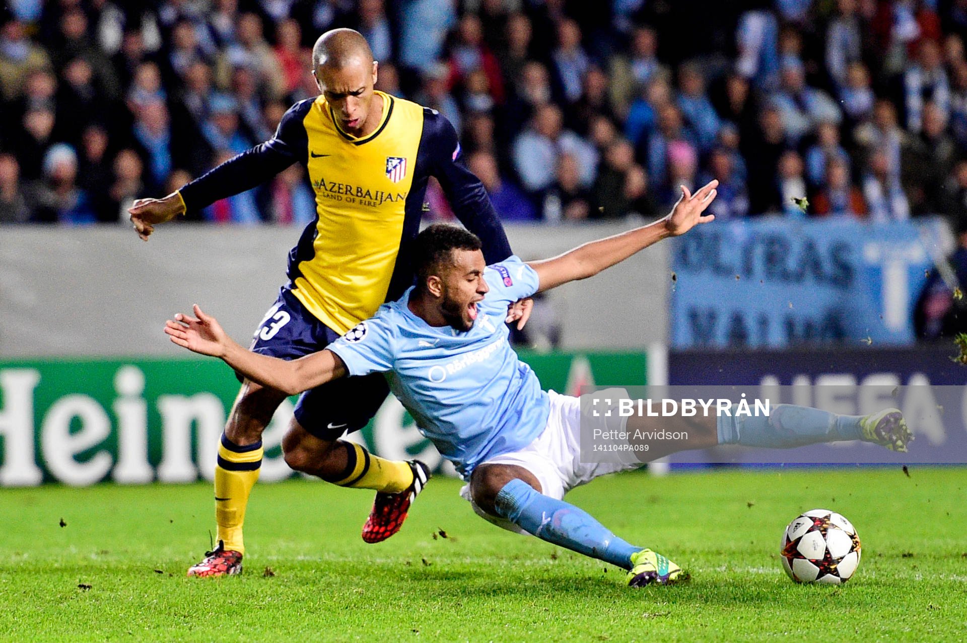 s Isaac Kiese Thelin rivs ner av Atletico Madrids Miranda
