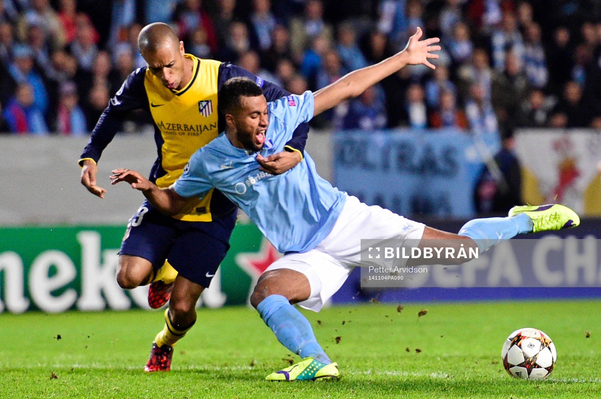 s Isaac Kiese Thelin rivs ner av Atletico Madrids Miranda